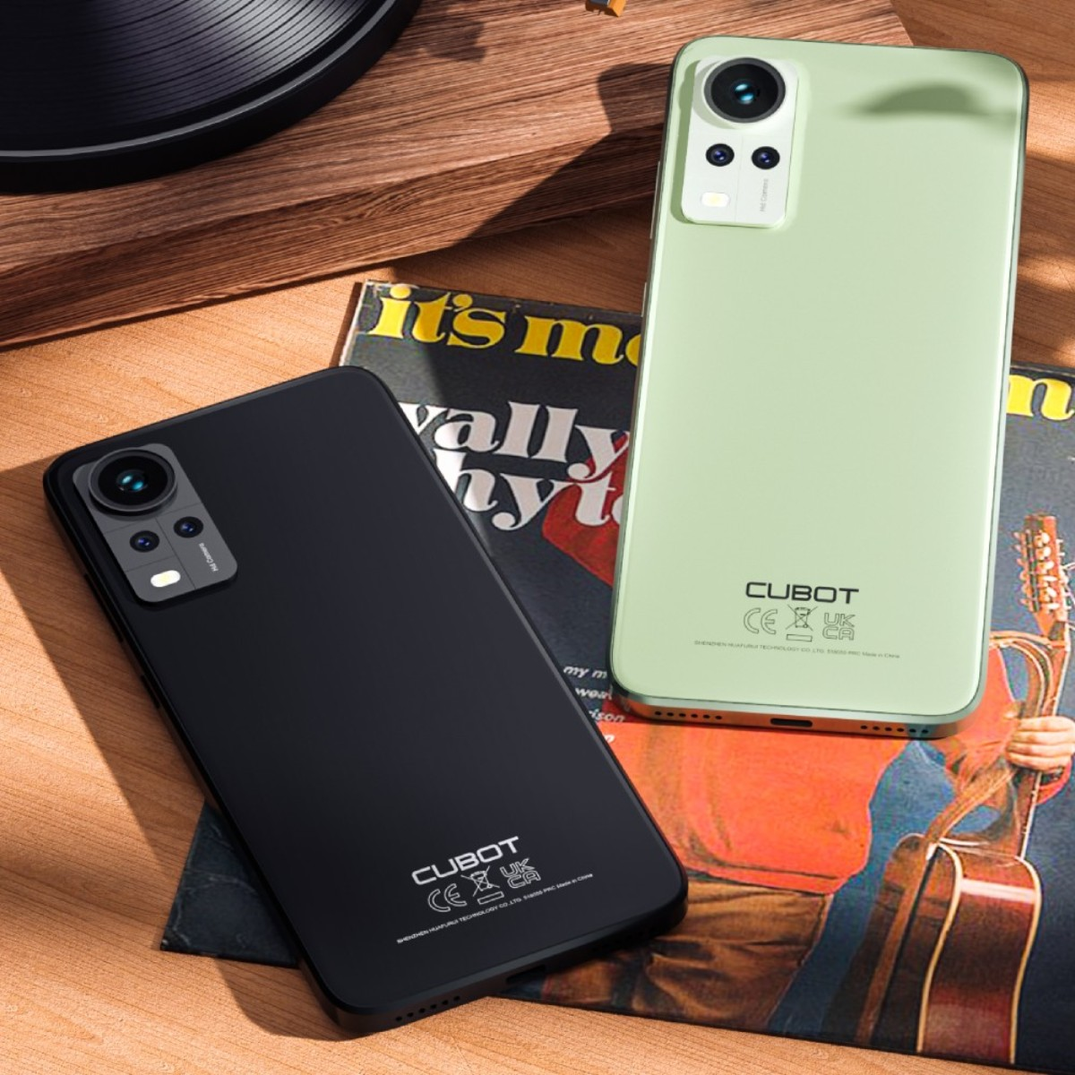 Dos smartphones, uno negro, uno verde, en una mesa.