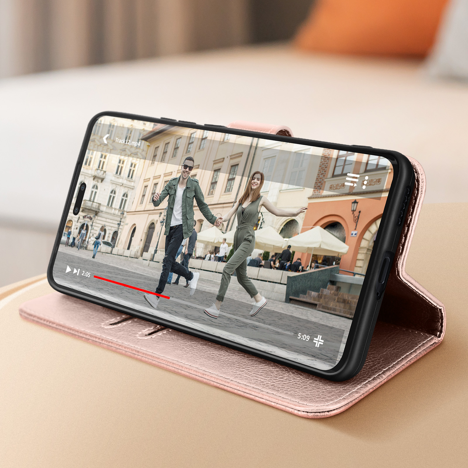 Uno smartphone che mostra un video. Il telefono è in una custodia rosa e il video mostra persone.
