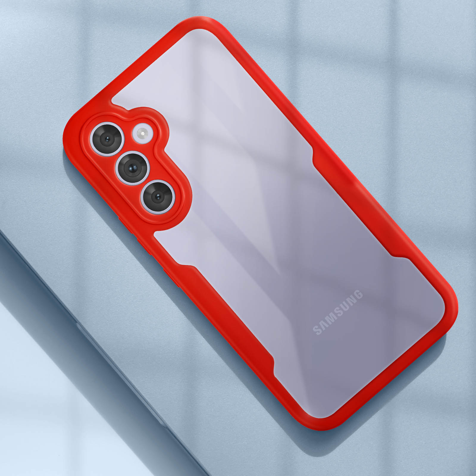 Custodia per telefono con cornice rossa e retro trasparente, che mostra tre lenti della fotocamera. Il logo Samsung è visibile.