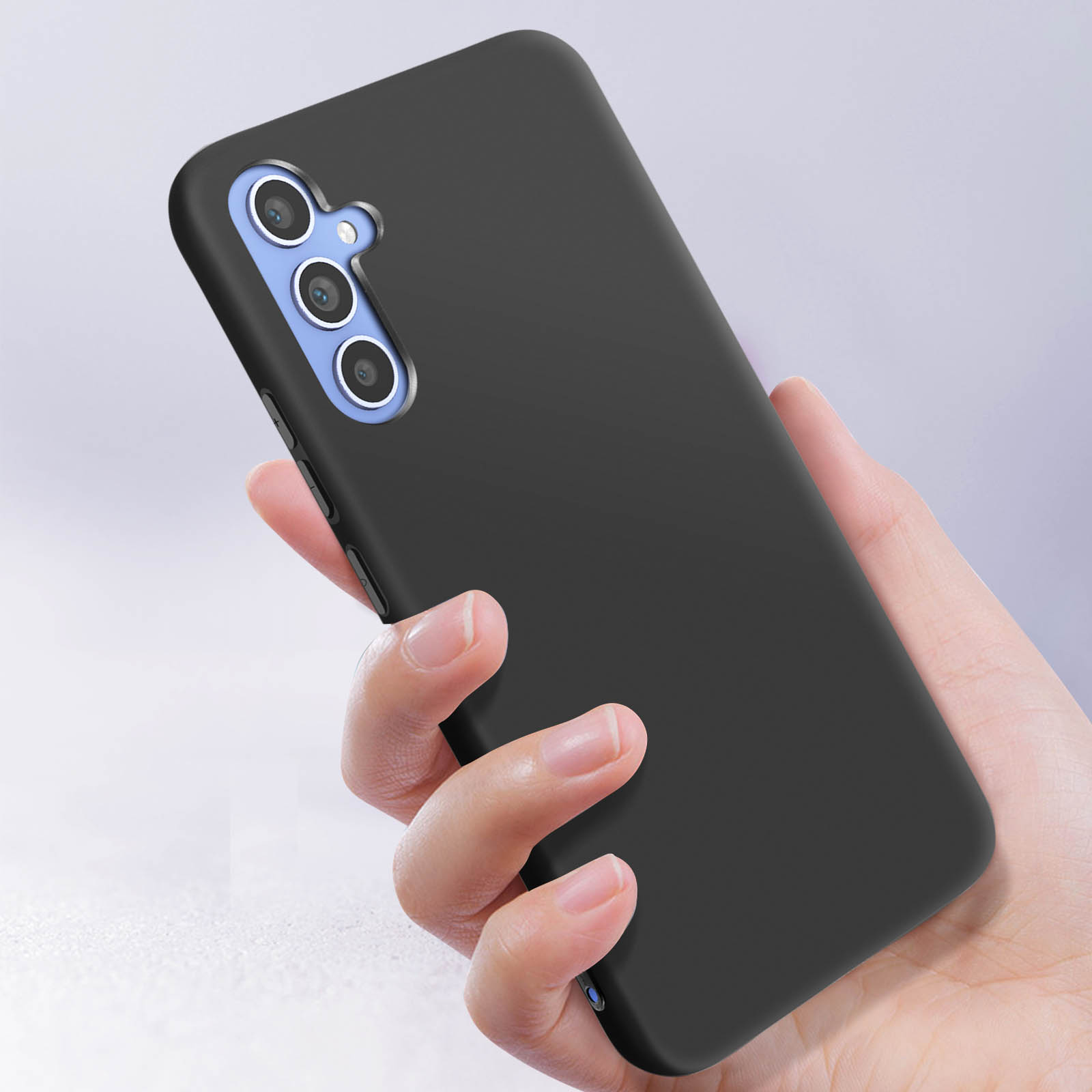 Custodia per telefono nera in una mano, che copre la parte posteriore di uno smartphone, con ritagli per la fotocamera.