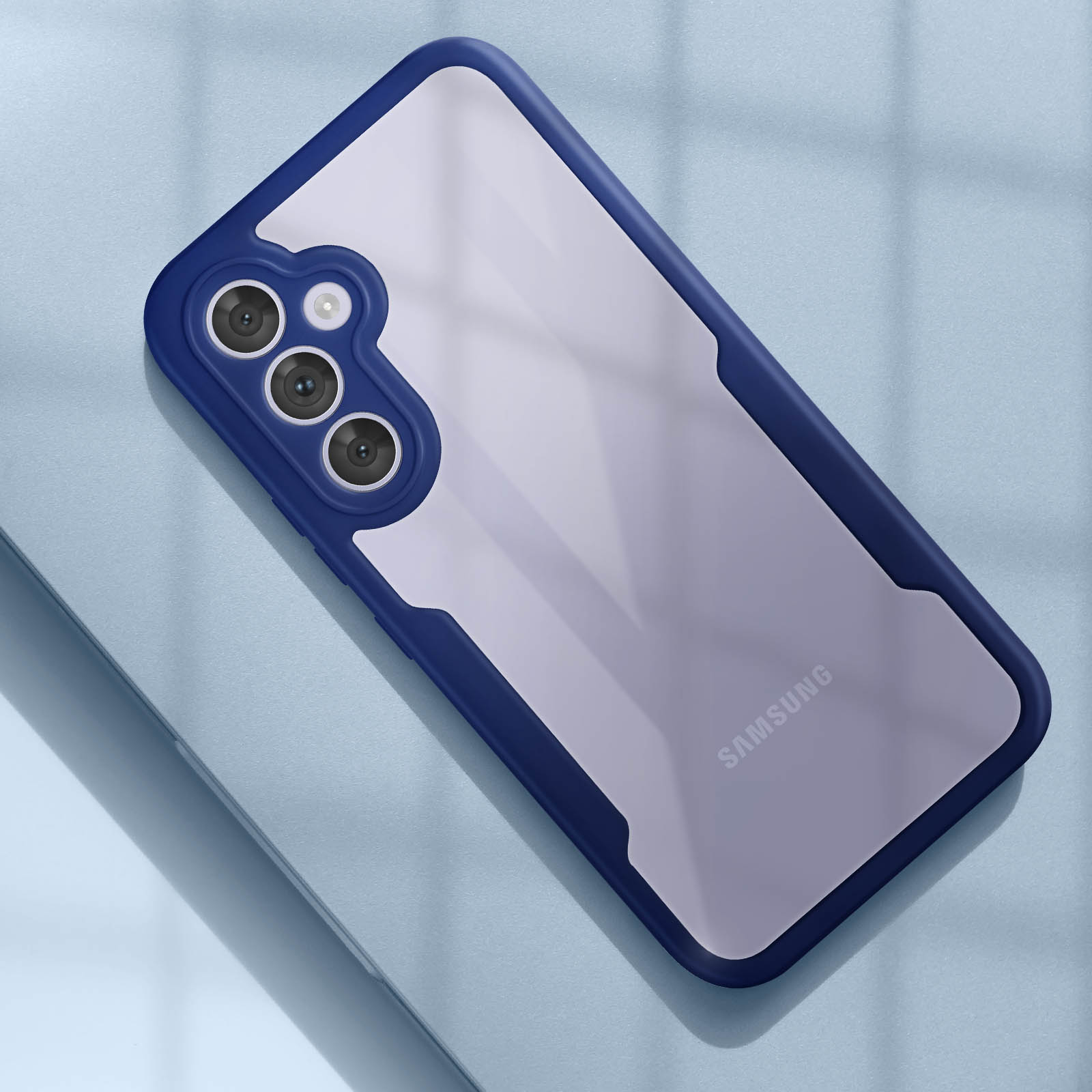 Una custodia per telefono con bordi blu e retro trasparente, con tre fori per fotocamera su una superficie blu.