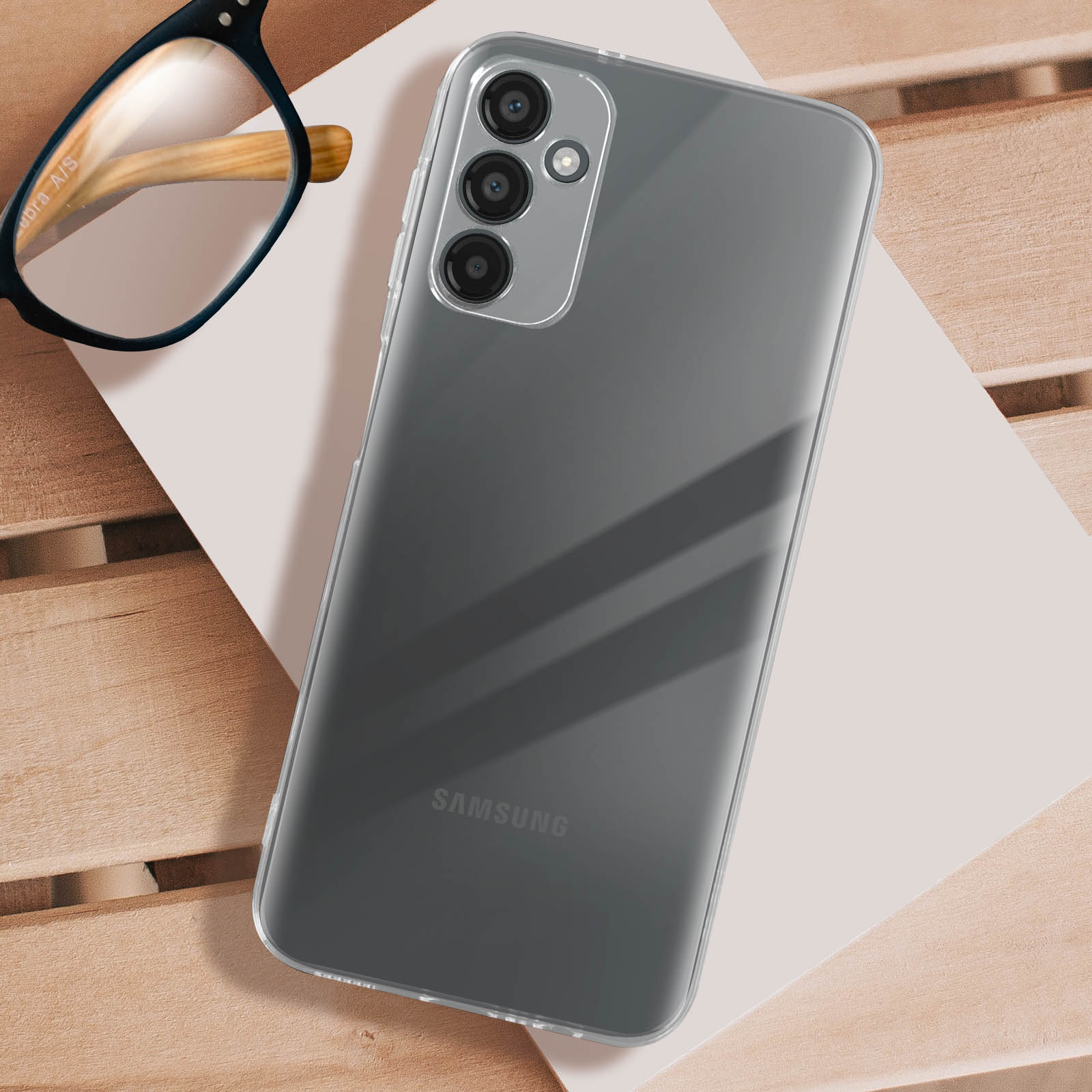 Una custodia per telefono sul retro di un telefono. Tre fotocamere sono visibili. Superficie in legno.