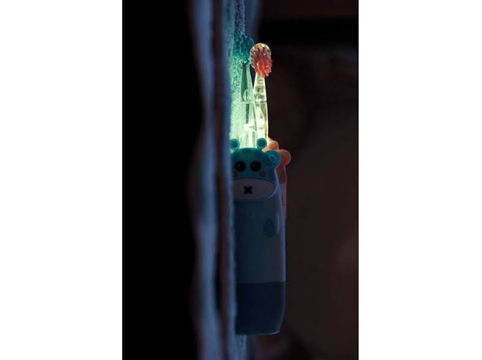 Spazzolino da denti con corpo blu e testa di ippopotamo dei cartoni animati, luminoso.