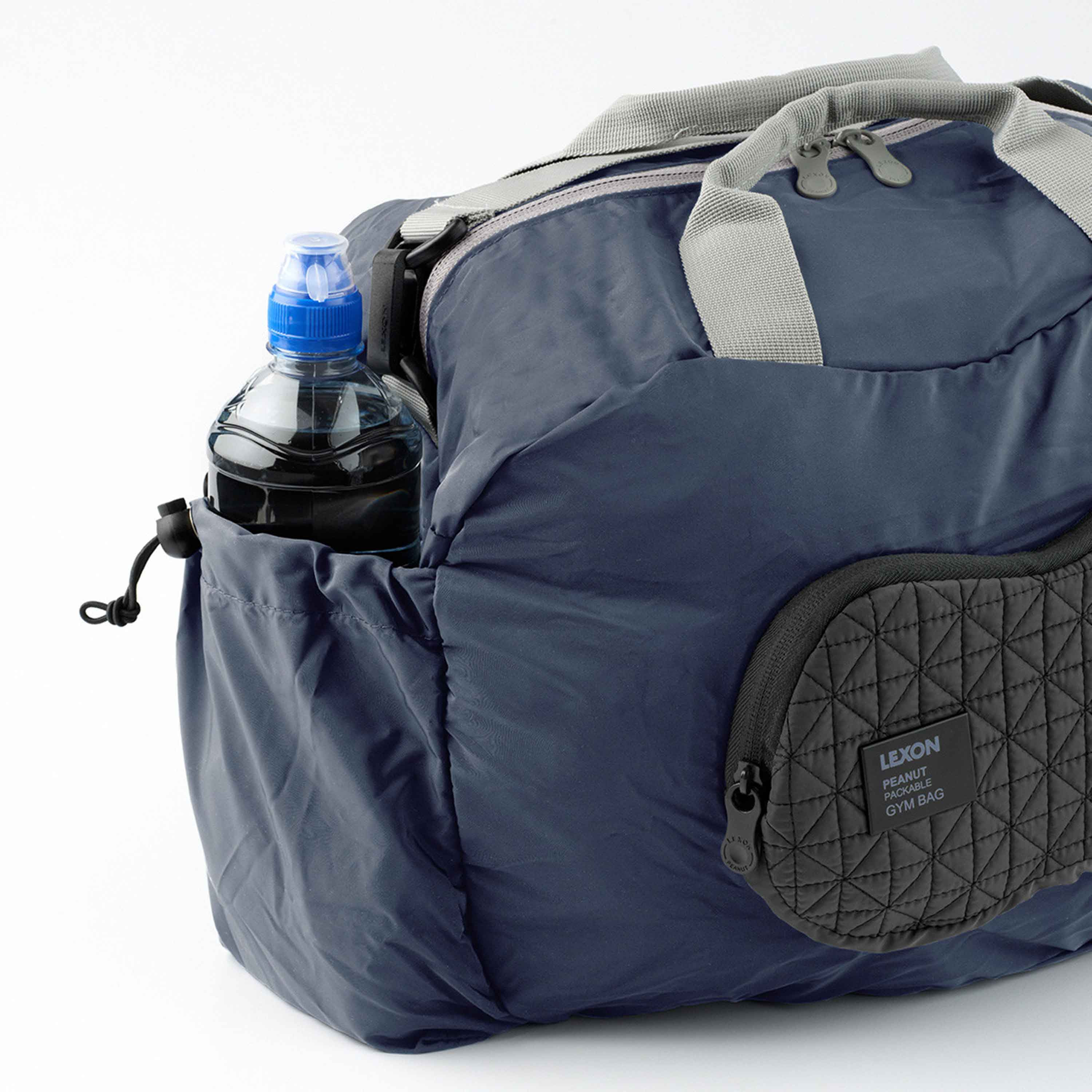 Bolsa de deporte azul marino con una botella de agua en el bolsillo lateral.