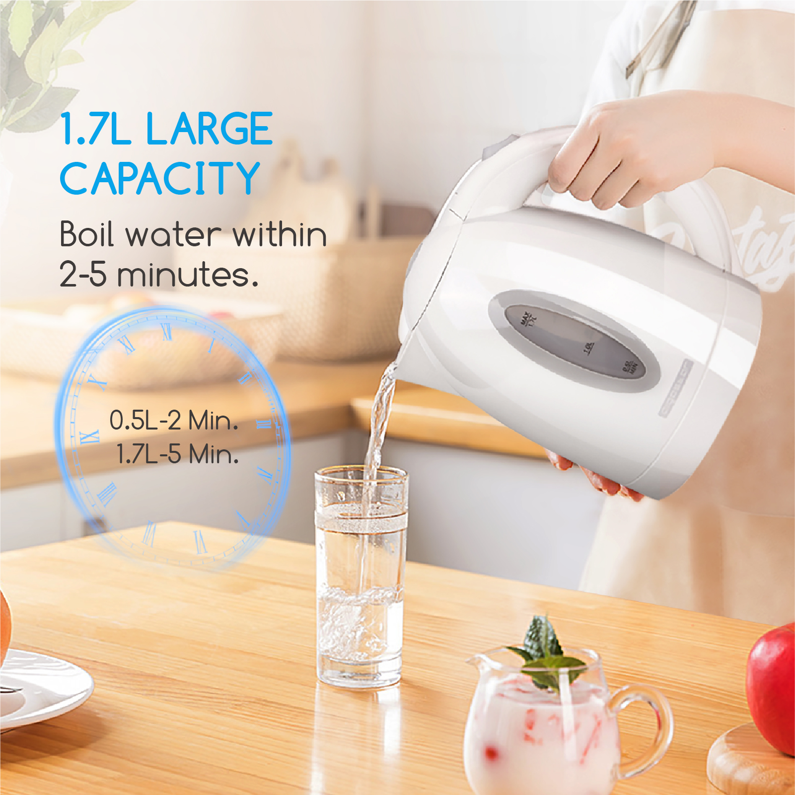 Eine Frau gießt Wasser aus einem weißen Wasserkocher in ein Glas. Ein Timer wird gezeigt.