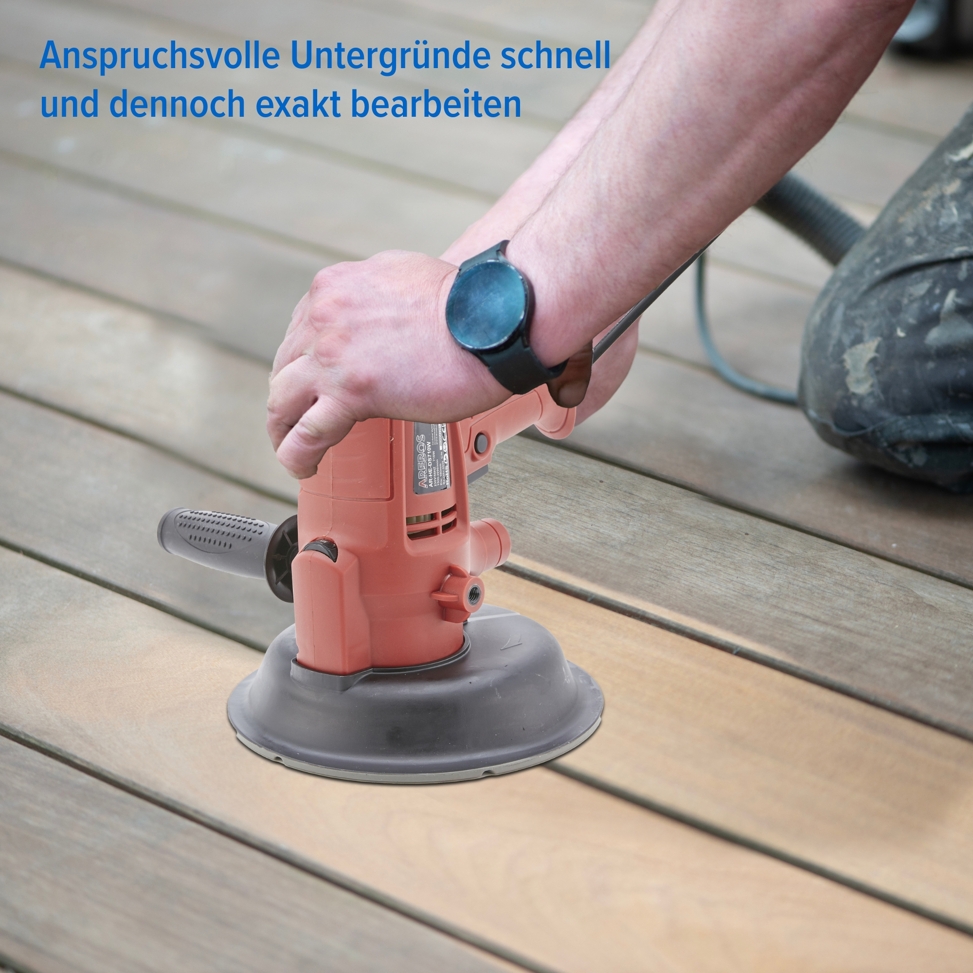 Person mit orangem elektrischem Schleifer auf Holzterrasse, Nahaufnahme.