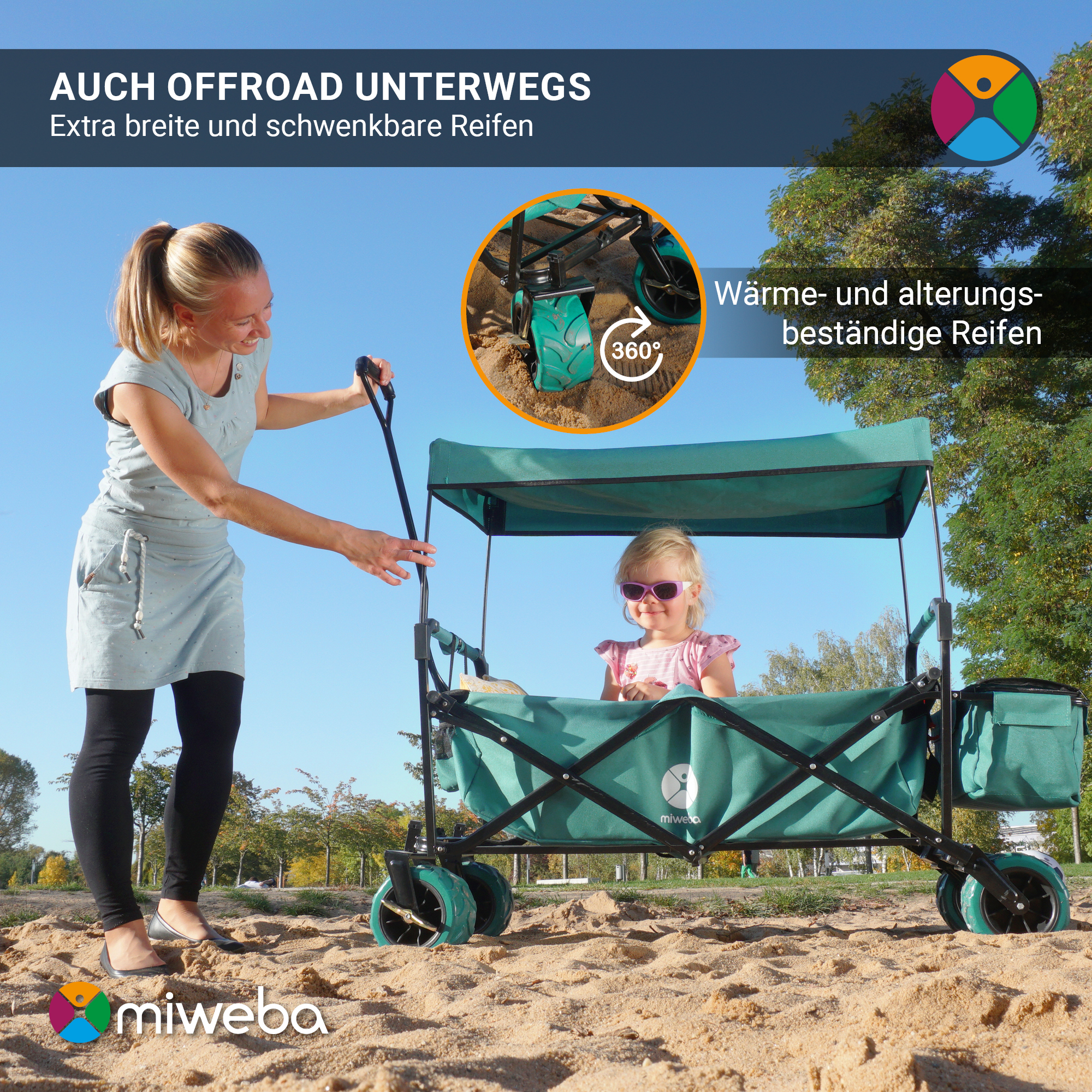 Frau zieht grünen Kinderwagen mit Kind am Sandstrand.