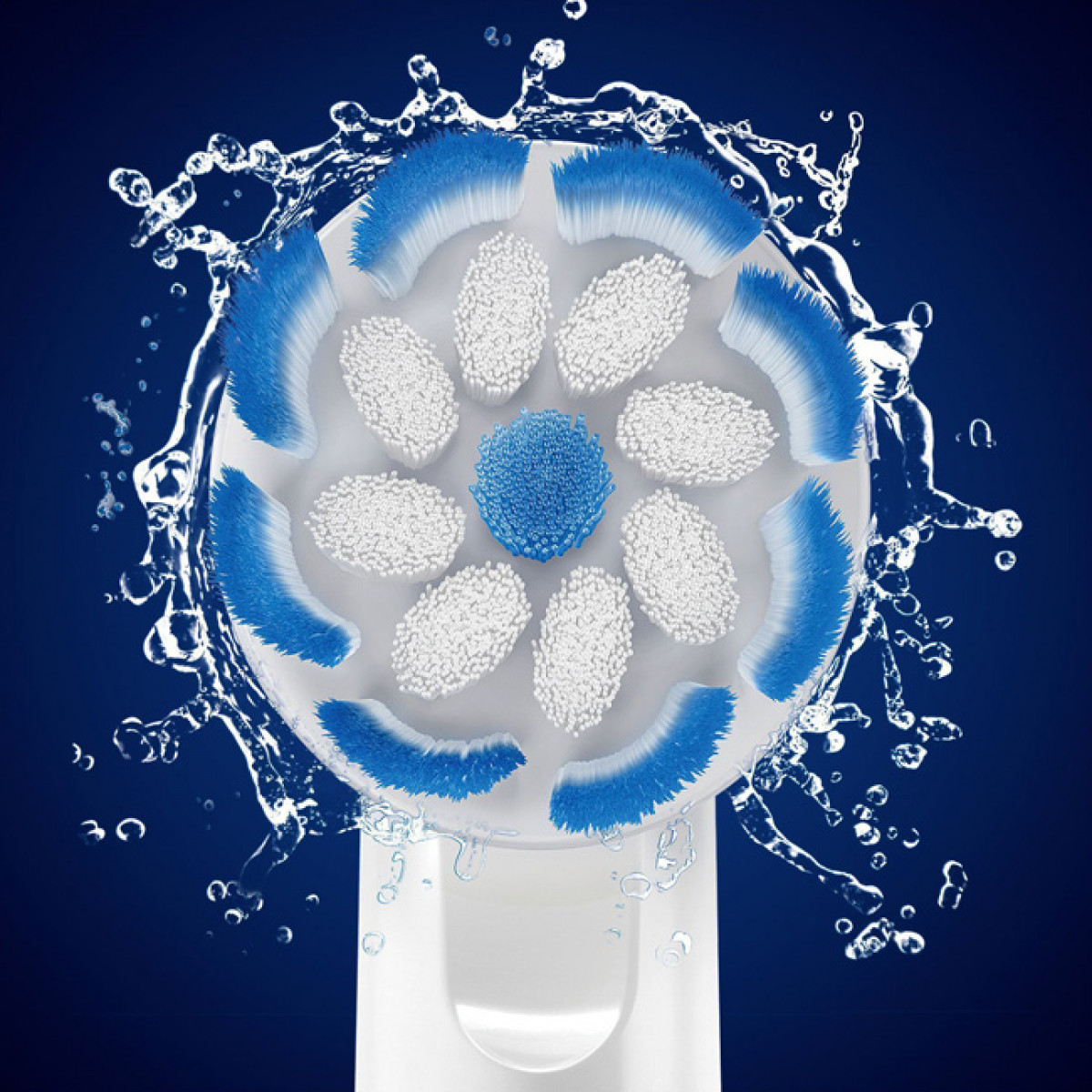 Testina dello spazzolino elettrico con setole blu e bianche, schizzi d'acqua.