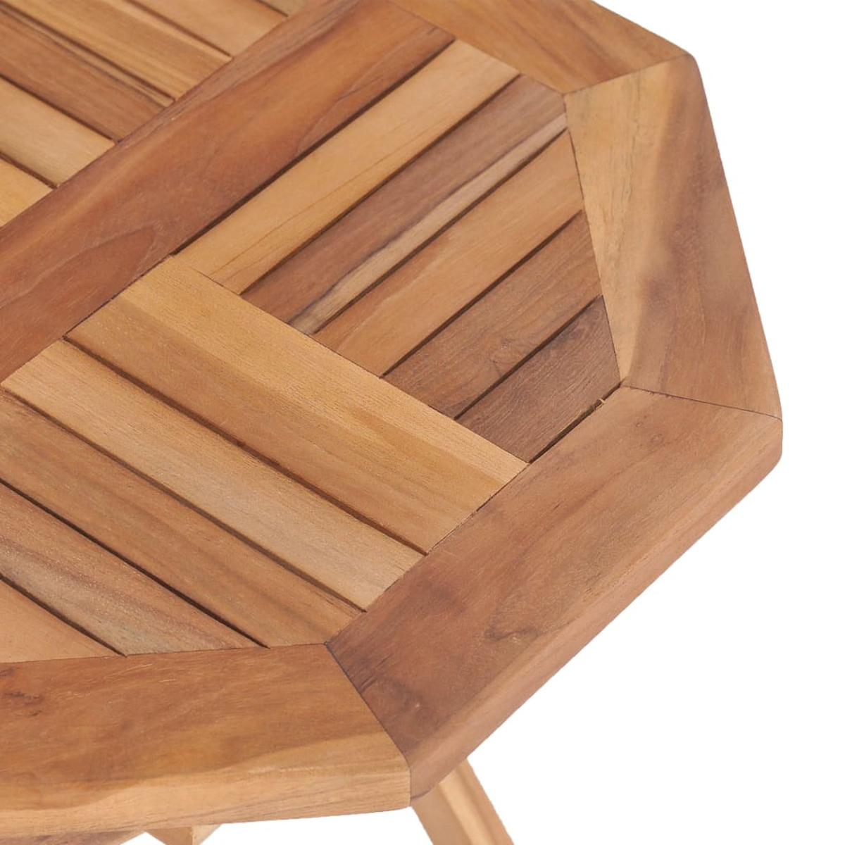 Nahaufnahme einer Tischplatte aus Holz mit abgewinkelten, hellbraunen Brettern, die ein geometrisches Muster bilden.