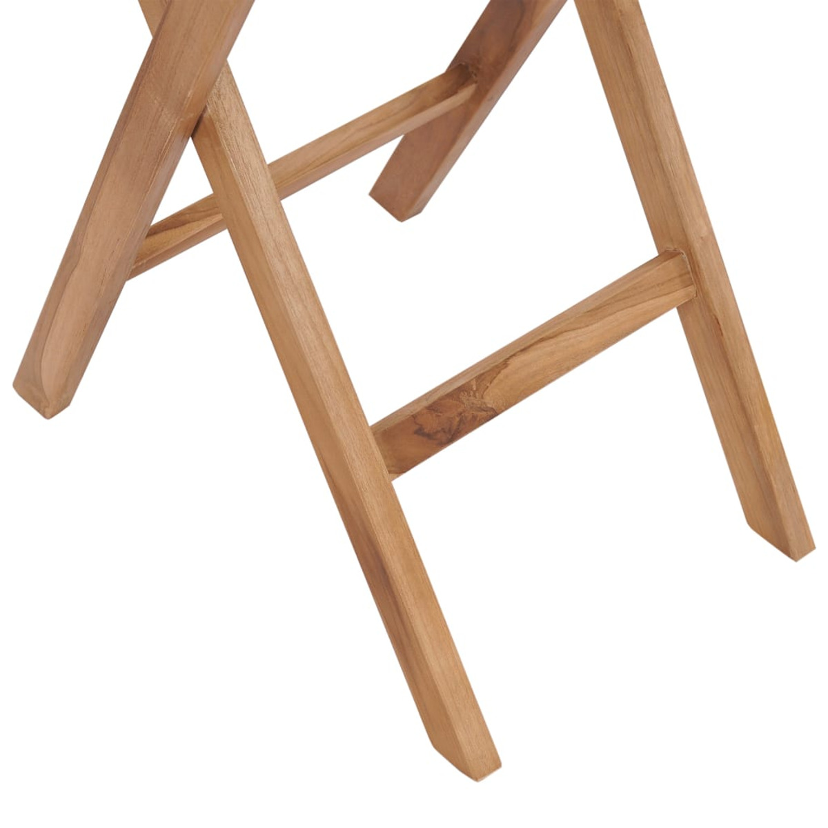 Nahaufnahme von Holzstuhlbeinen. Das Holz ist hellbraun und die Beine sind gekreuzt.