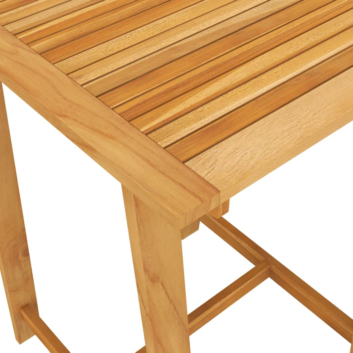 Nahaufnahme der Oberfläche und Kante eines Holztisches. Das Holz hat eine hellbraune Farbe und sichtbare Maserung.