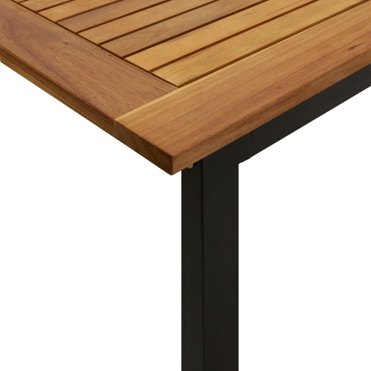 Nahaufnahme einer Holztischecke. Der Tisch hat eine braune Holzplatte und einen schwarzen Rahmen. Weißer Hintergrund.