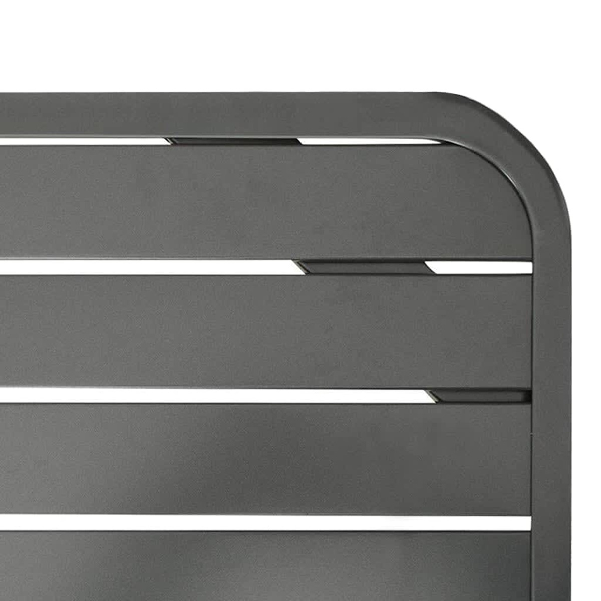 Nahaufnahme einer grauen Metalloberfläche mit horizontalen Linien, eine abgerundete Ecke rechts.