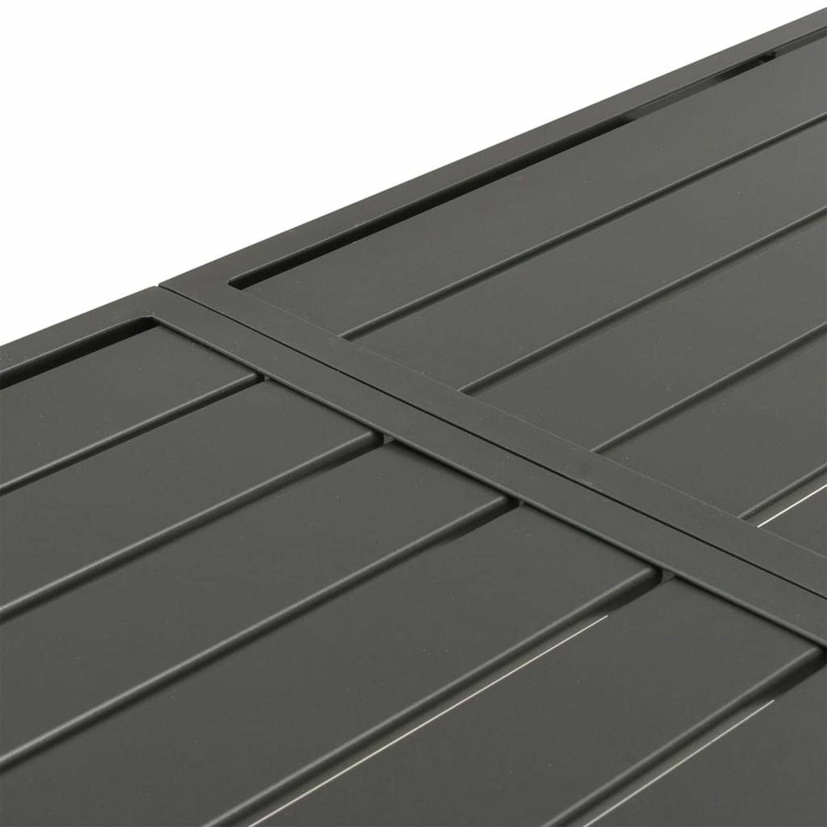 Nahaufnahme eines schwarzen Metalltisches. Geriffelte Oberfläche. Die Oberfläche ist dunkel.