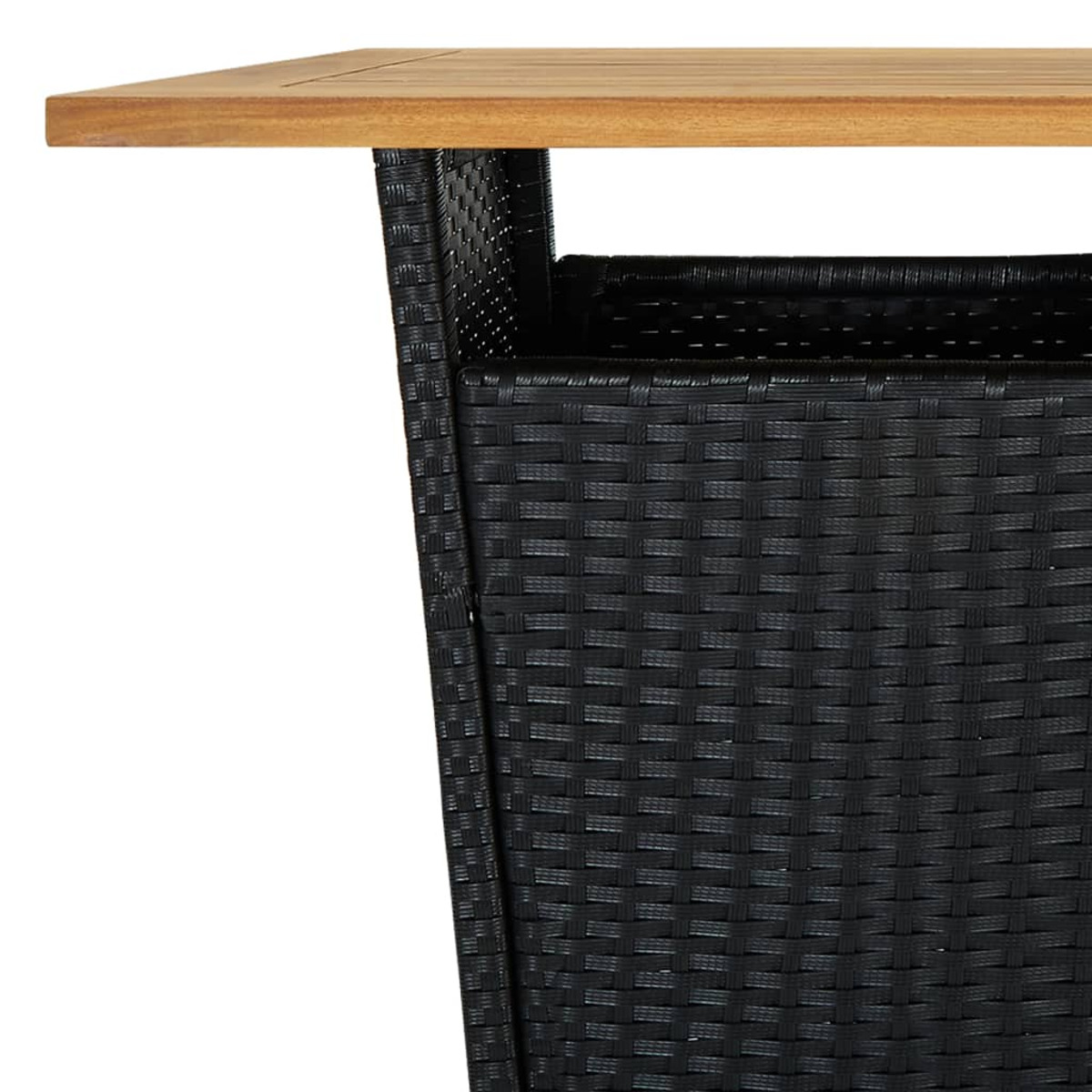 Nahaufnahme eines schwarzen gewebten Stuhlfußes mit einer Holzplatte.