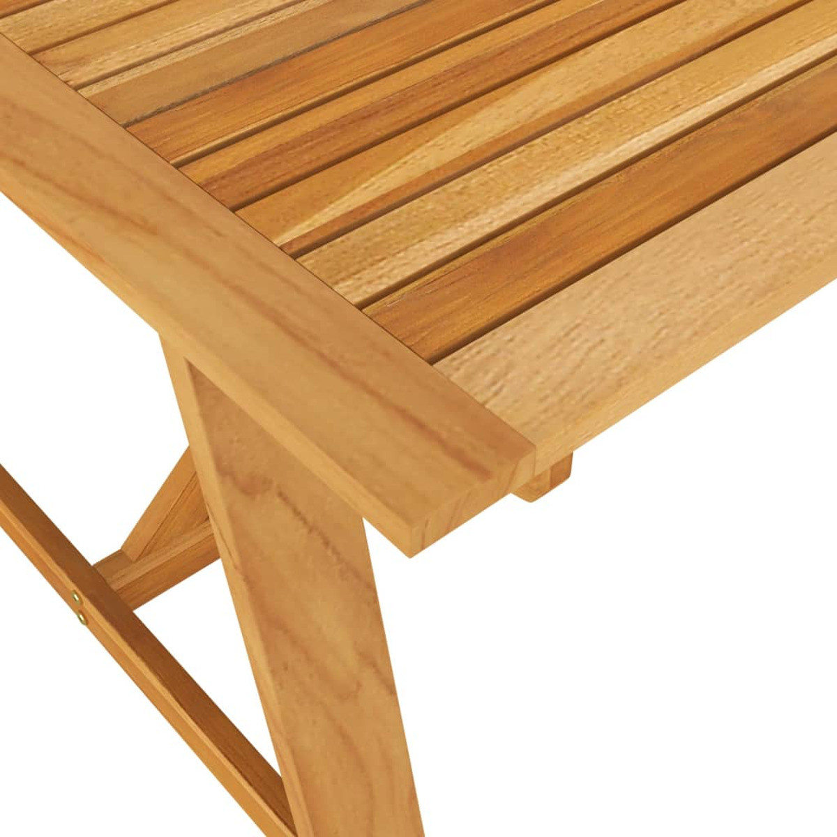 Nahaufnahme eines Holztisches. Die Oberfläche besteht aus Holzlatten und ist hellbraun.
