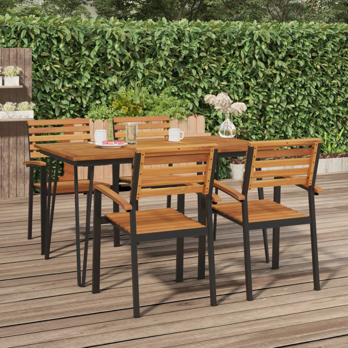 Essgruppe für draußen: Holztisch, zwei Bänke, zwei Stühle, auf einer Holzterrasse.