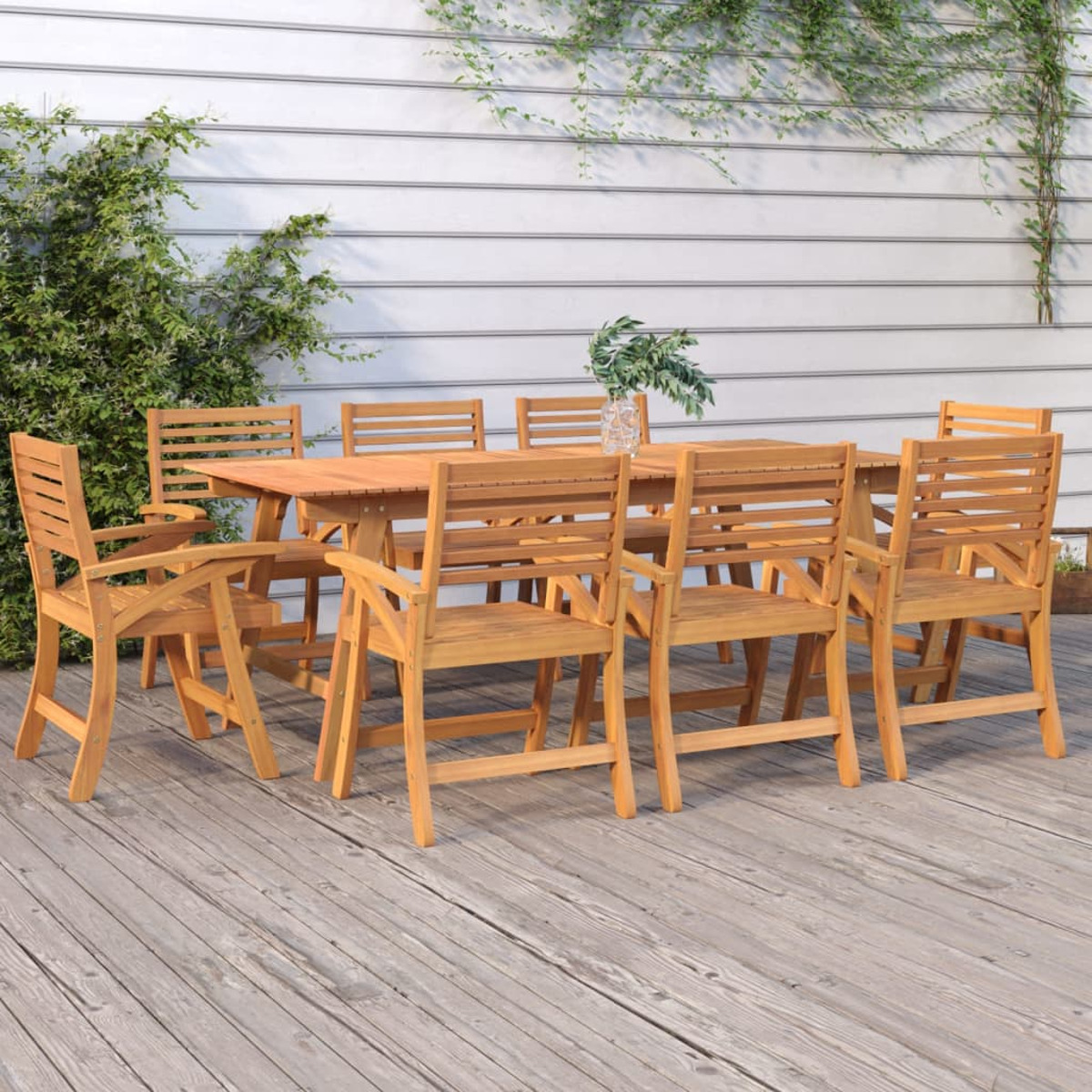 Holz-Terrassenset: Tisch und 8 Stühle. Tisch hat helle Holzplatte. Stühle sind aus Holz mit Lattenrücken.