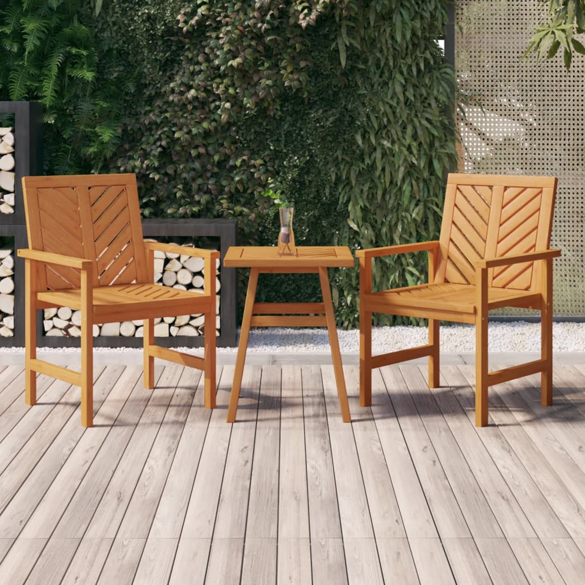 Gartenmöbel-Set aus Holz: zwei Stühle und ein kleiner Tisch, alles auf einer Holzterrasse.