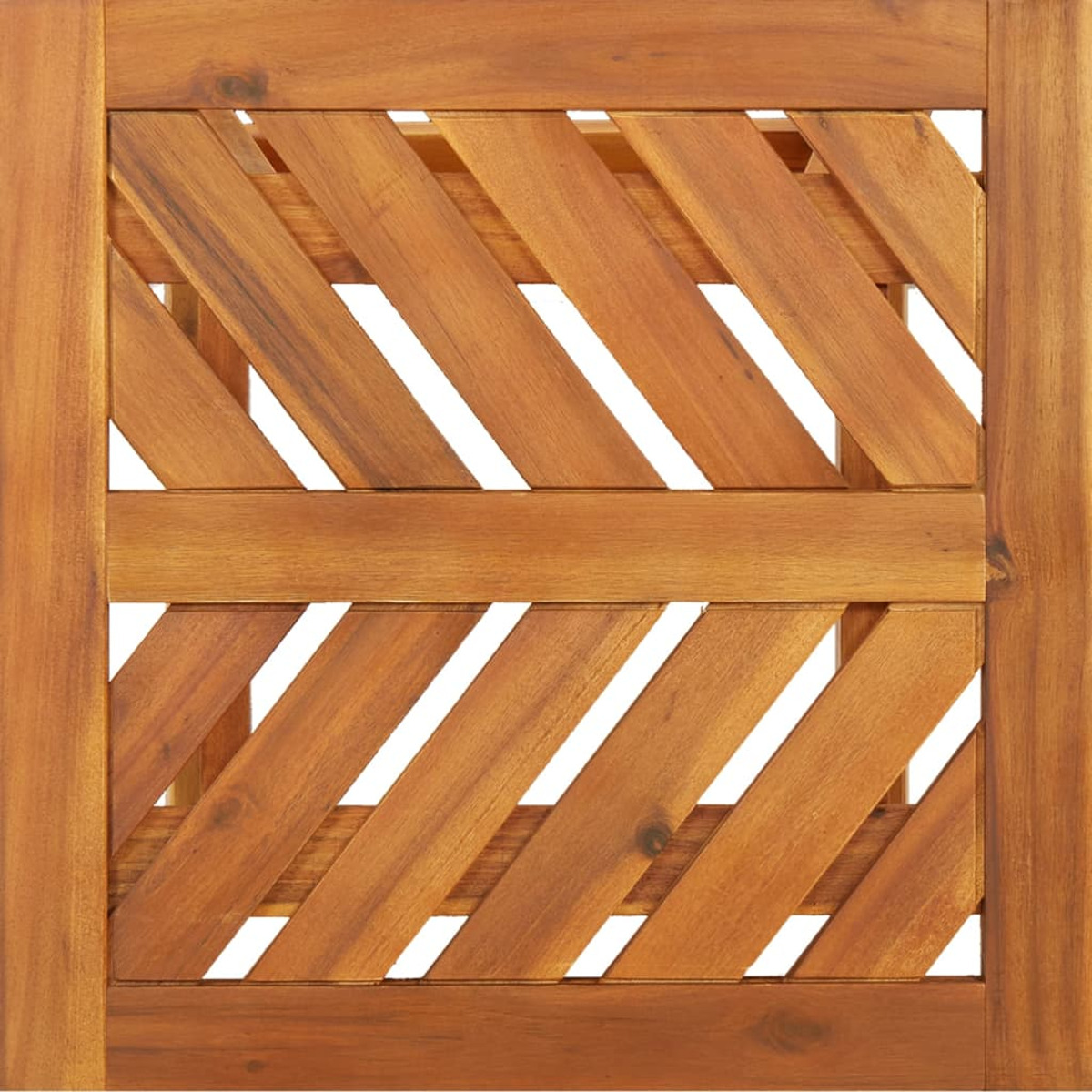 Holztürpaneel mit diagonalen Lamellen. Braunes Holz, helles Licht scheint durch die Lücken.