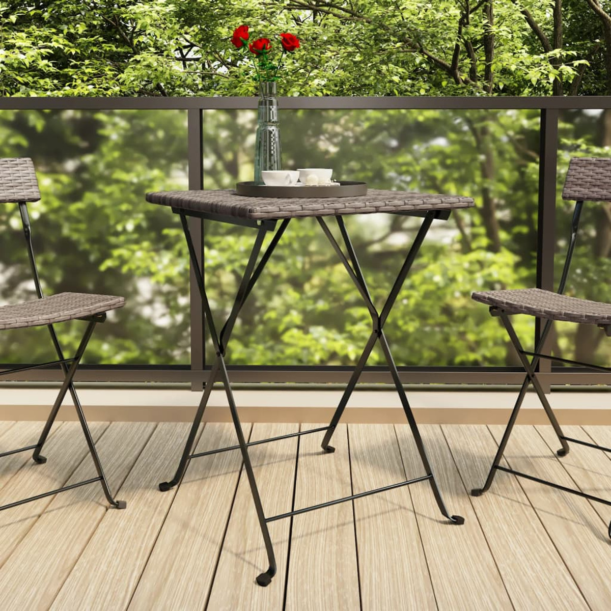 Ein kleiner quadratischer Tisch mit dunkelbrauner gewebter Oberfläche, mit zwei Stühlen. Hintergrund: Balkon.