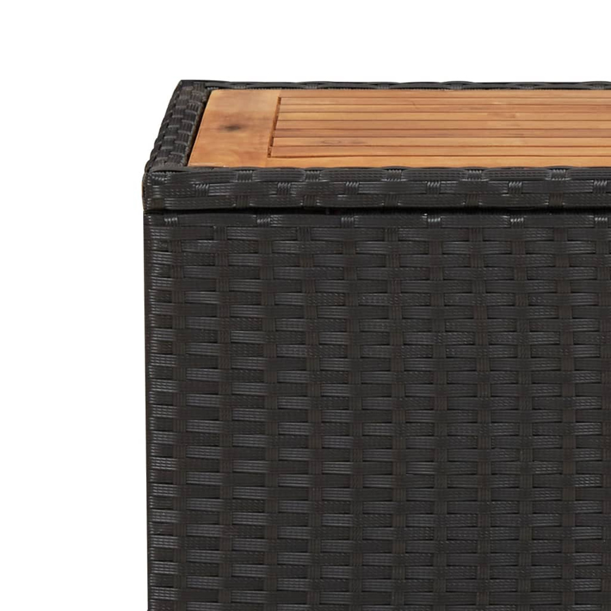 Ecke einer schwarzen, gewebten Aufbewahrungsbox für den Außenbereich mit Holzplatte, Nahaufnahme.