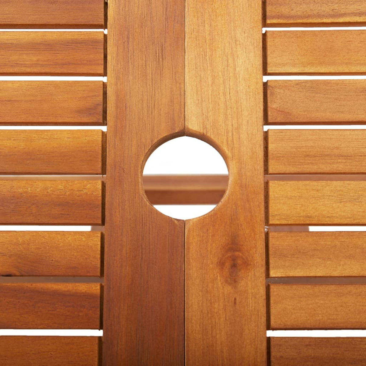 Nahaufnahme eines Holztisches mit Loch in der Mitte. Der Tisch hat Lamellen.