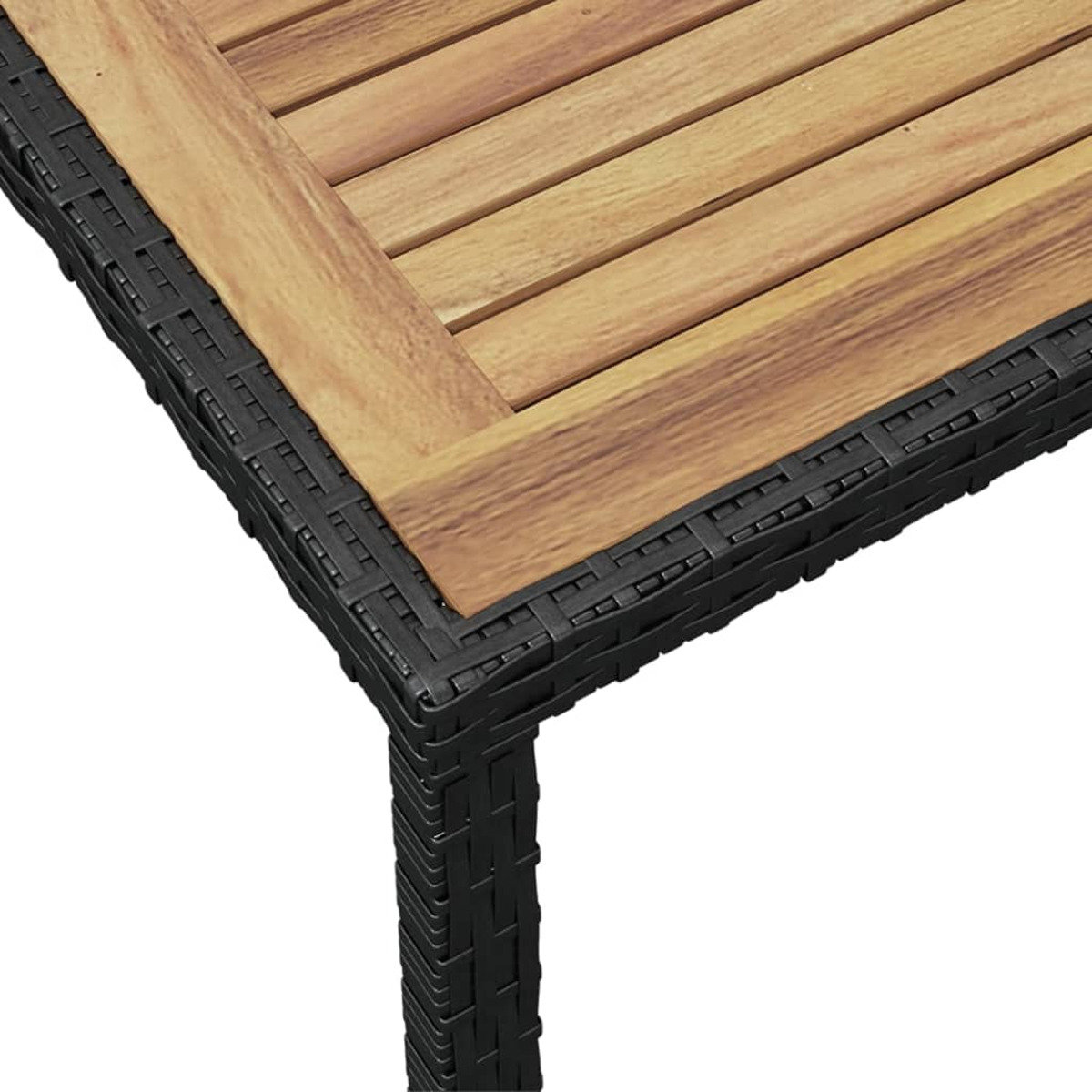 Nahaufnahme einer schwarzen Korbtischecke. Sie hat eine Tischplatte aus Holz. Die Ecke ist ein 90-Grad-Winkel.