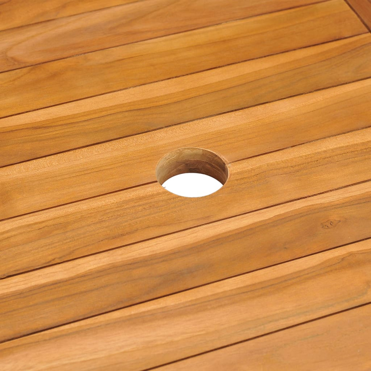 Nahaufnahme eines Holztisches mit Loch. Braune Farbe und sichtbare Holzmaserung.