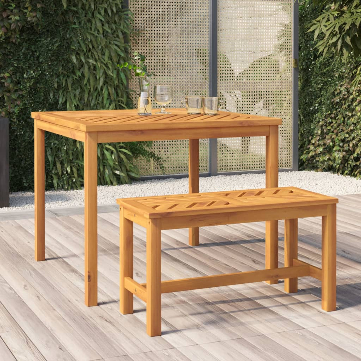 Outdoor-Tisch und -Bank aus Holz auf Holzdeck mit Grün.
