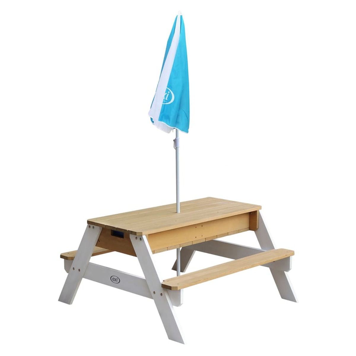 Holztisch mit blau-weißem Schirm. Weiße Beine und Bänke. Isoliert auf Weiß.