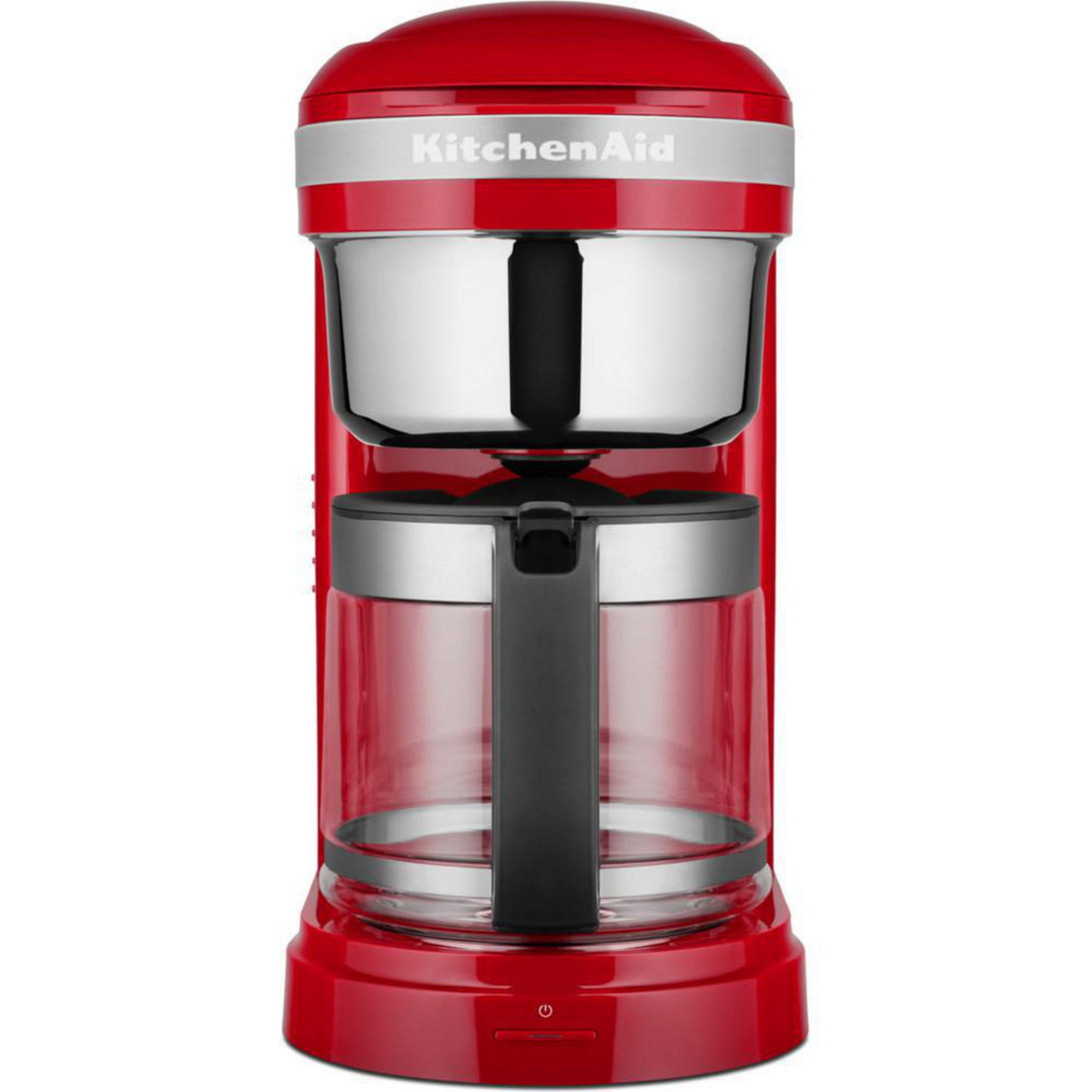 Kırmızı bir KitchenAid kahve makinesi. Gümüş üst ve alt kısmı, cam bir sürahiye sahip.