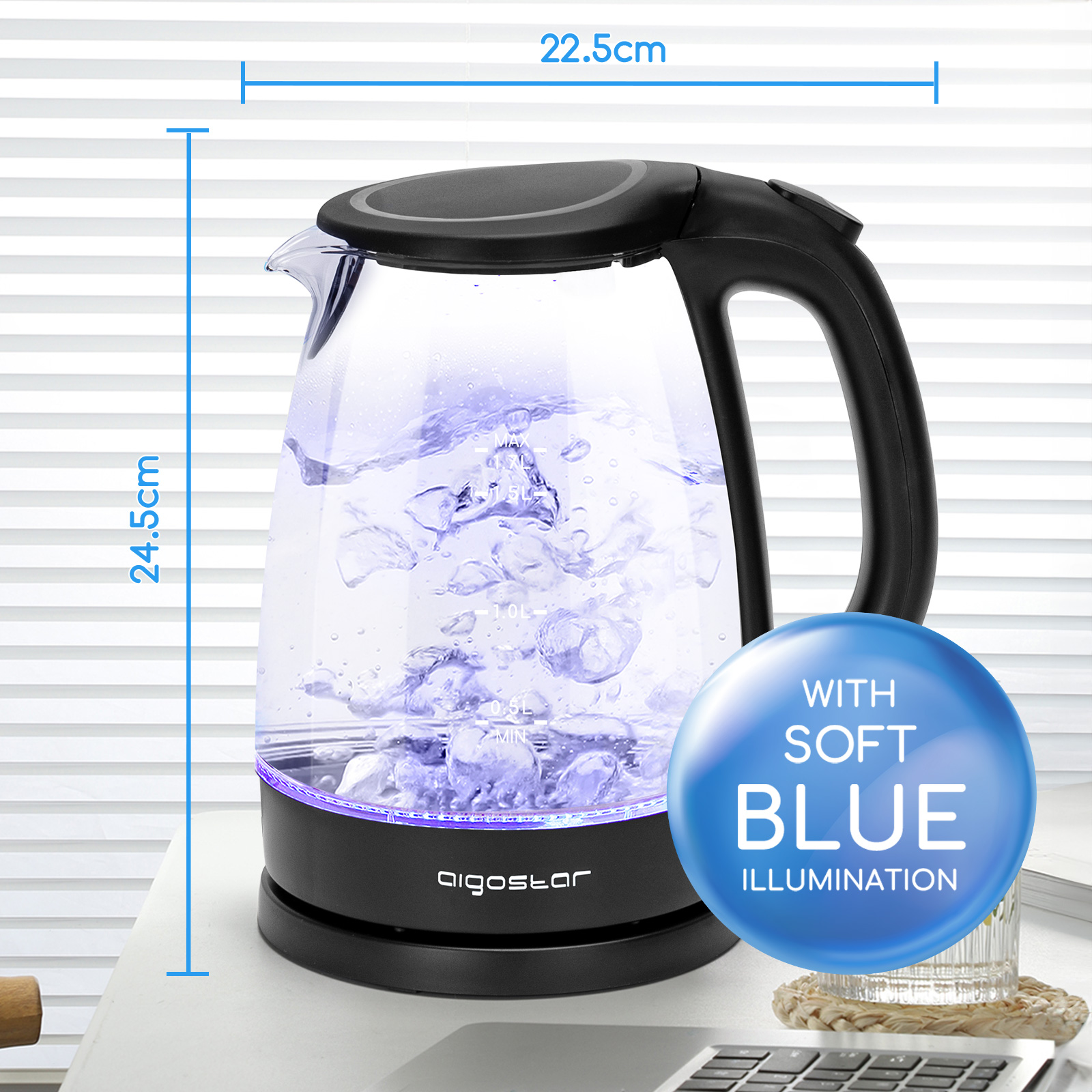 Una tetera eléctrica negra y transparente con iluminación azul. Está sobre una superficie blanca.
