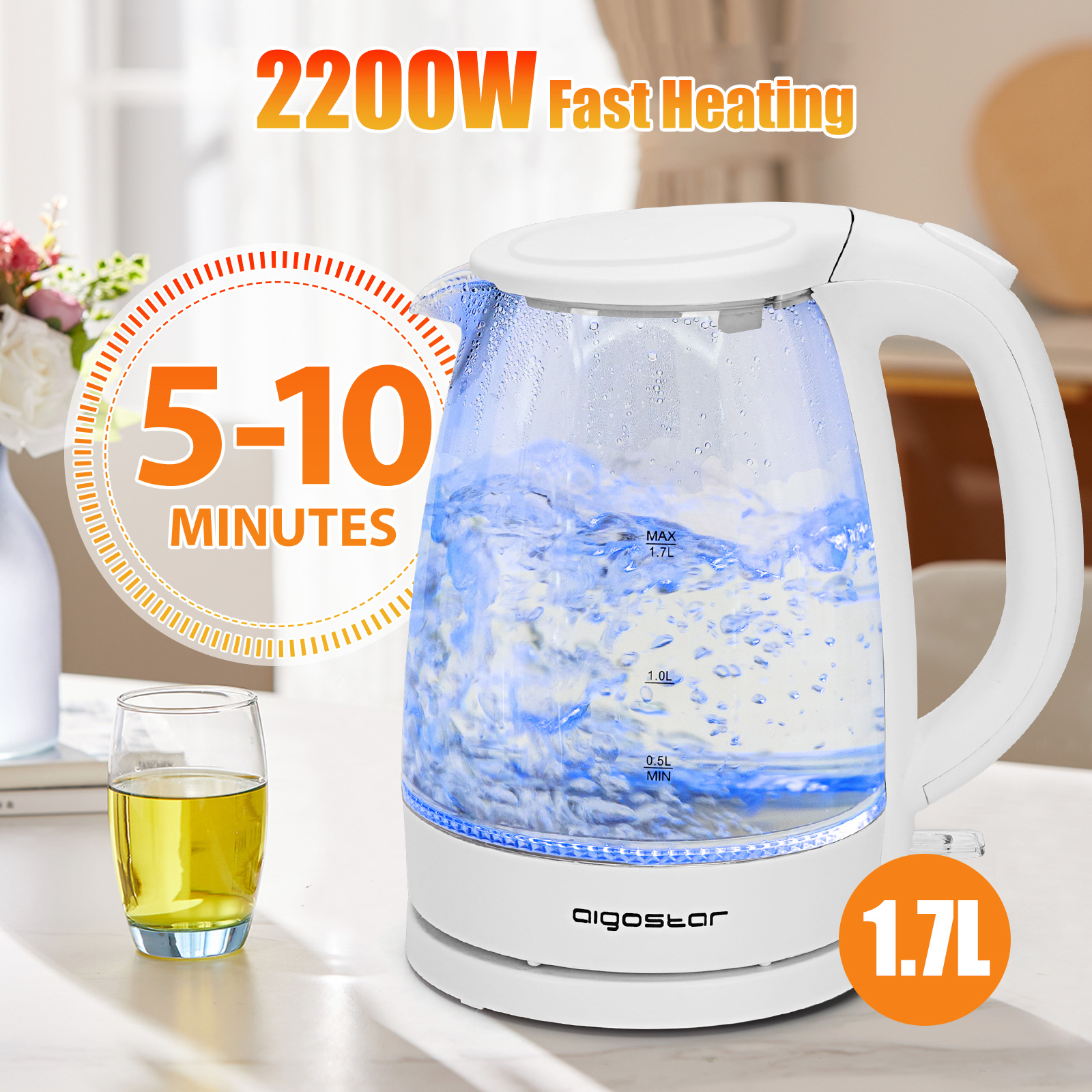Hervidor eléctrico blanco con agua azul brillante. El texto dice '5-10 MINUTOS'. Un vaso de té delante.