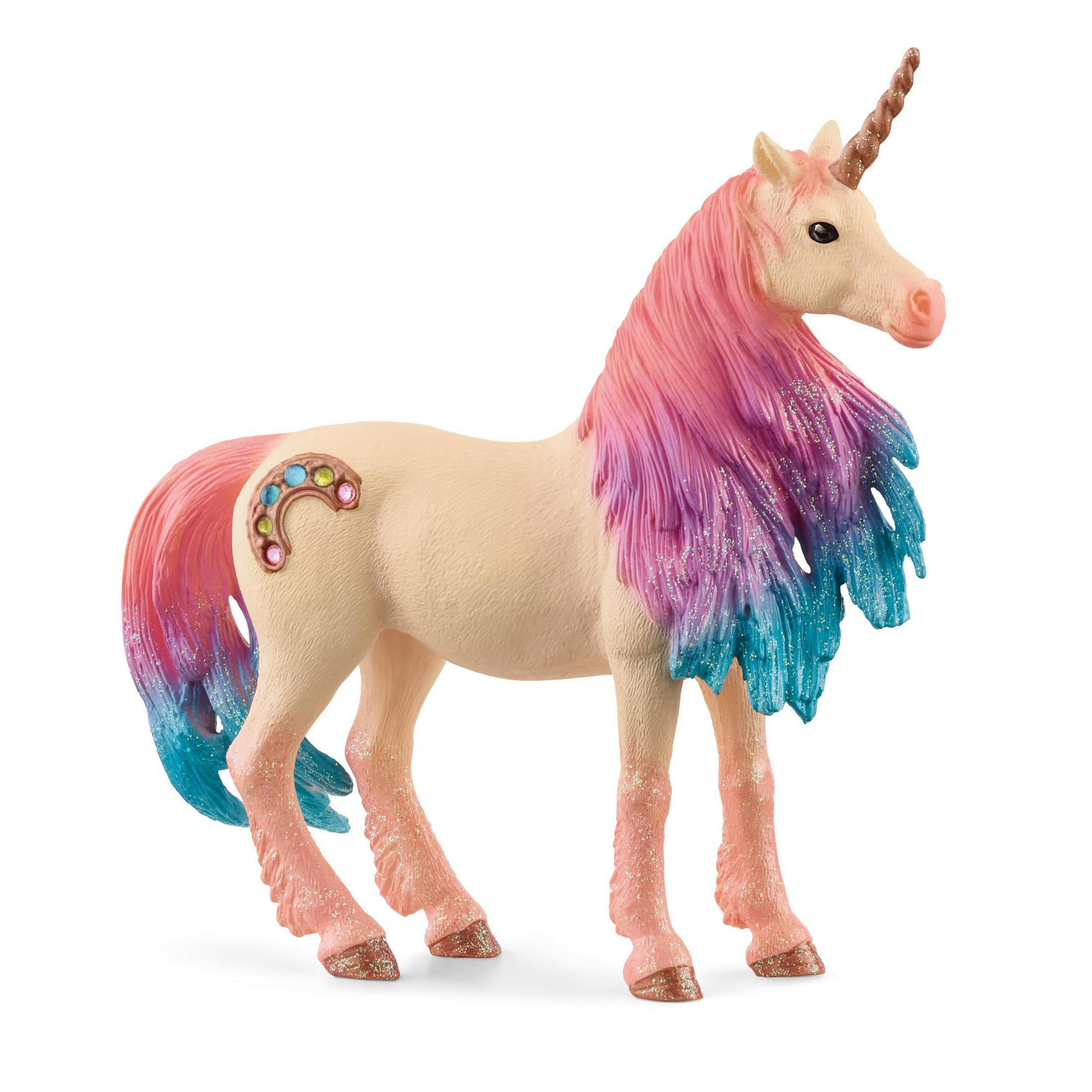 Unicorno giocattolo con capelli e coda rosa, viola, blu. Corpo beige, corno marrone. Sfondo bianco.