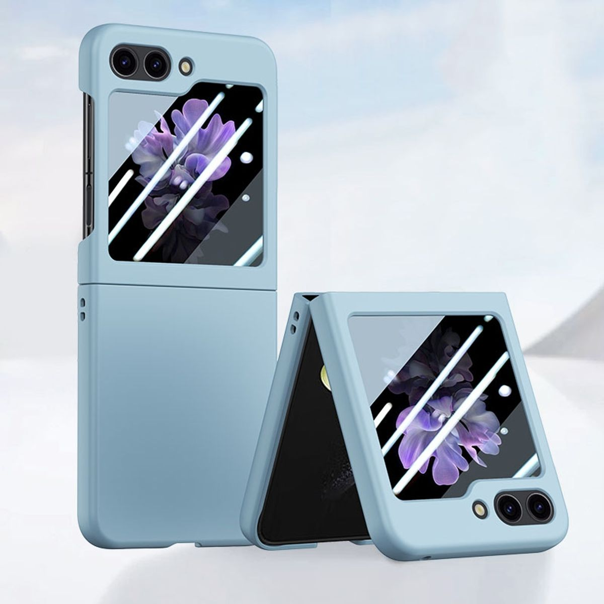 Blaue Handyhülle mit transparentem Bereich, geöffnet, um ein Telefon mit Blumendesign zu zeigen.