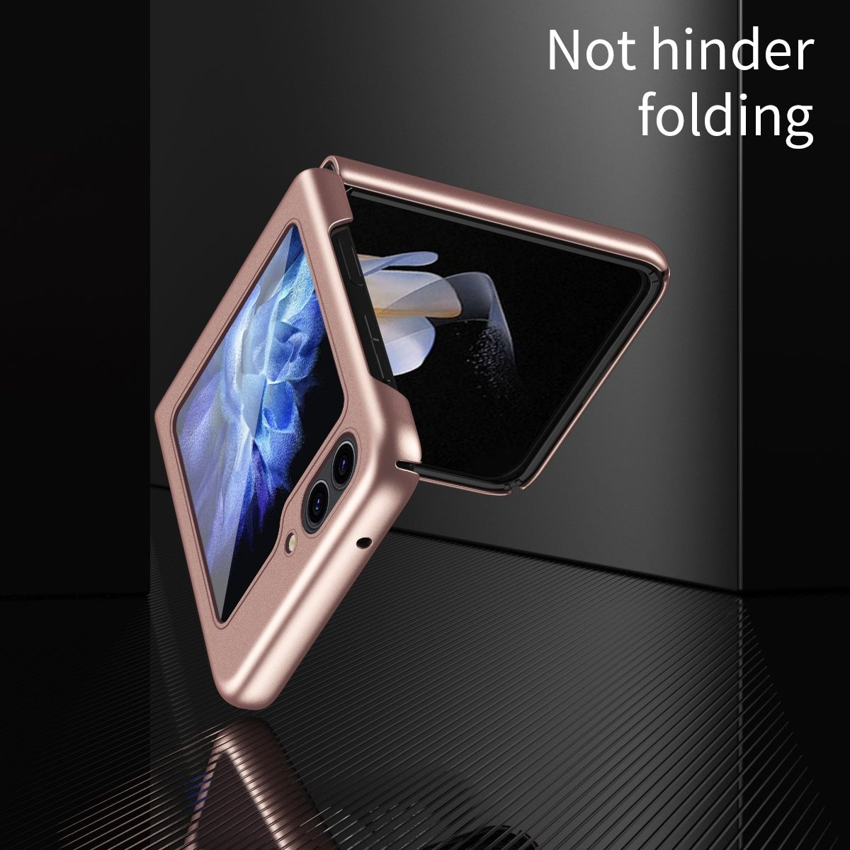 Faltbares Telefon in rosa Hülle, halb offen, auf reflektierender Oberfläche.