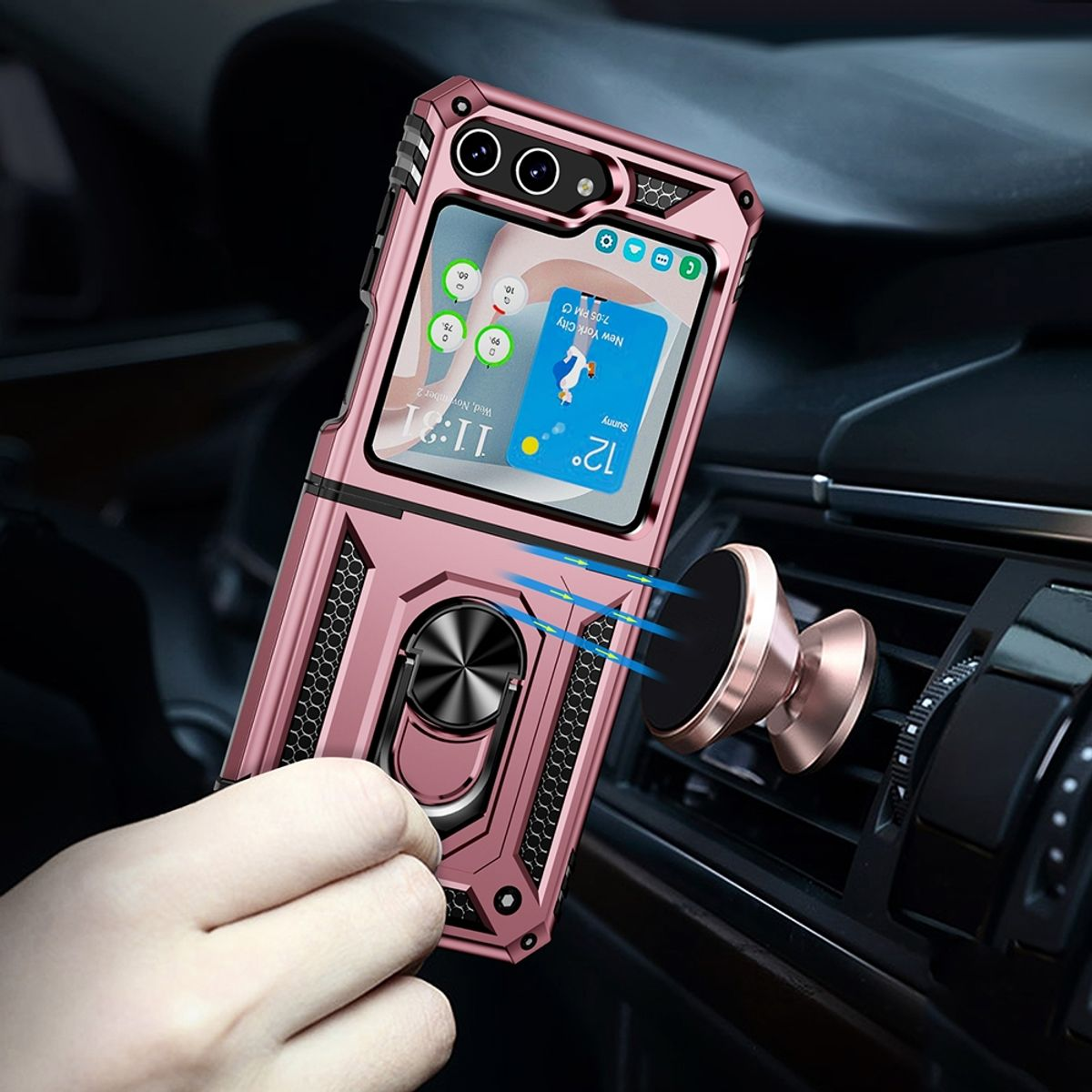Roségoldfarbene Handyhülle an einer Autolüftung. Der Telefonbildschirm zeigt das Wetter. Hand, die das Telefon hält.