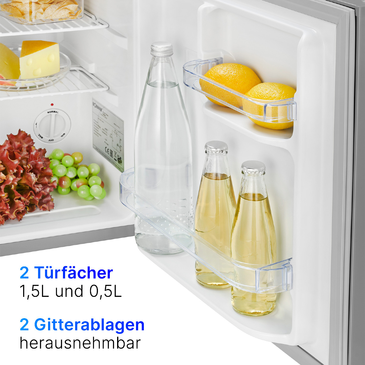 Minikühlschrank mit Wasserflaschen, Zitronen, Käse und Salat. Zwei Regale mit Artikeln.