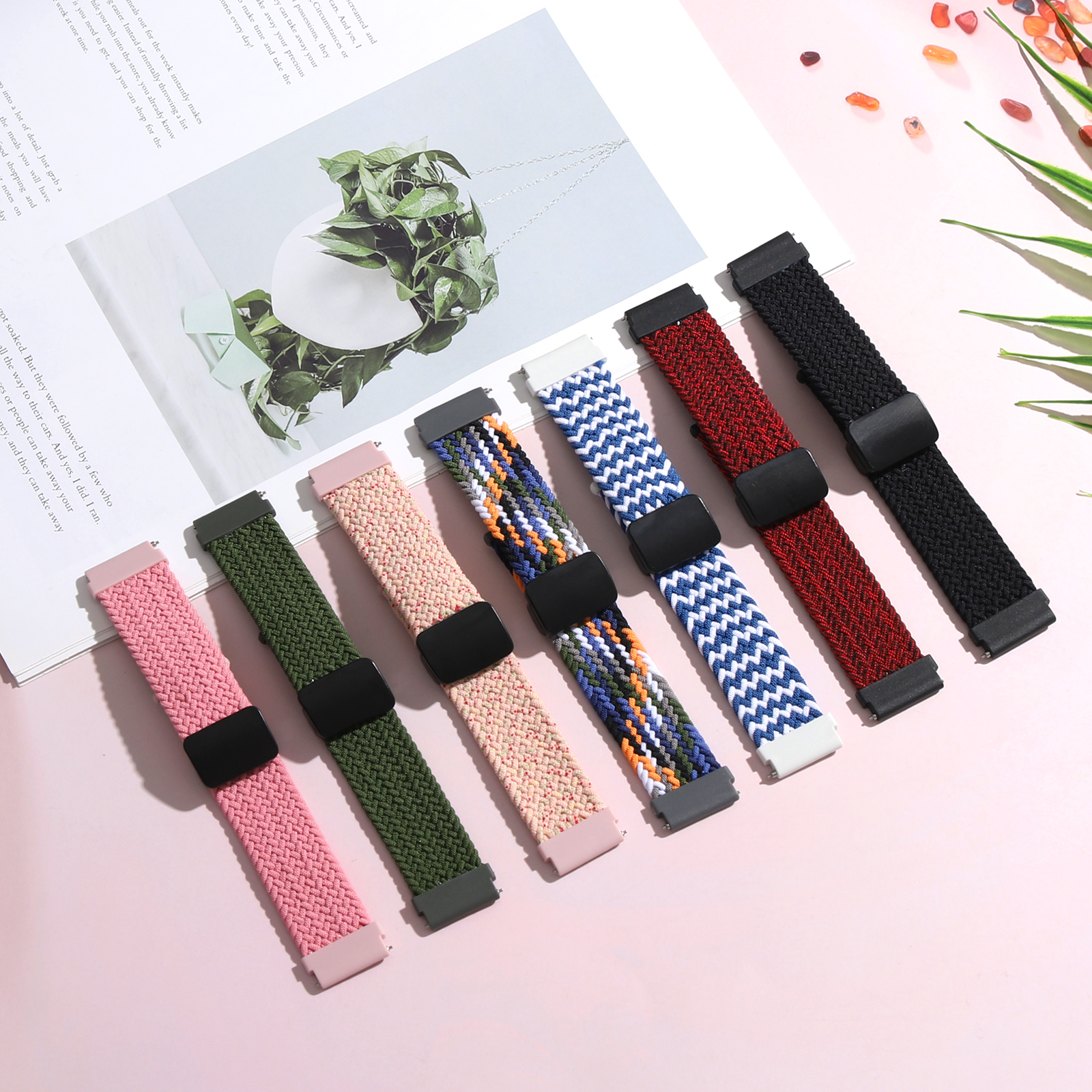 Bunte Armbänder, mit verschiedenen Mustern und Farben.