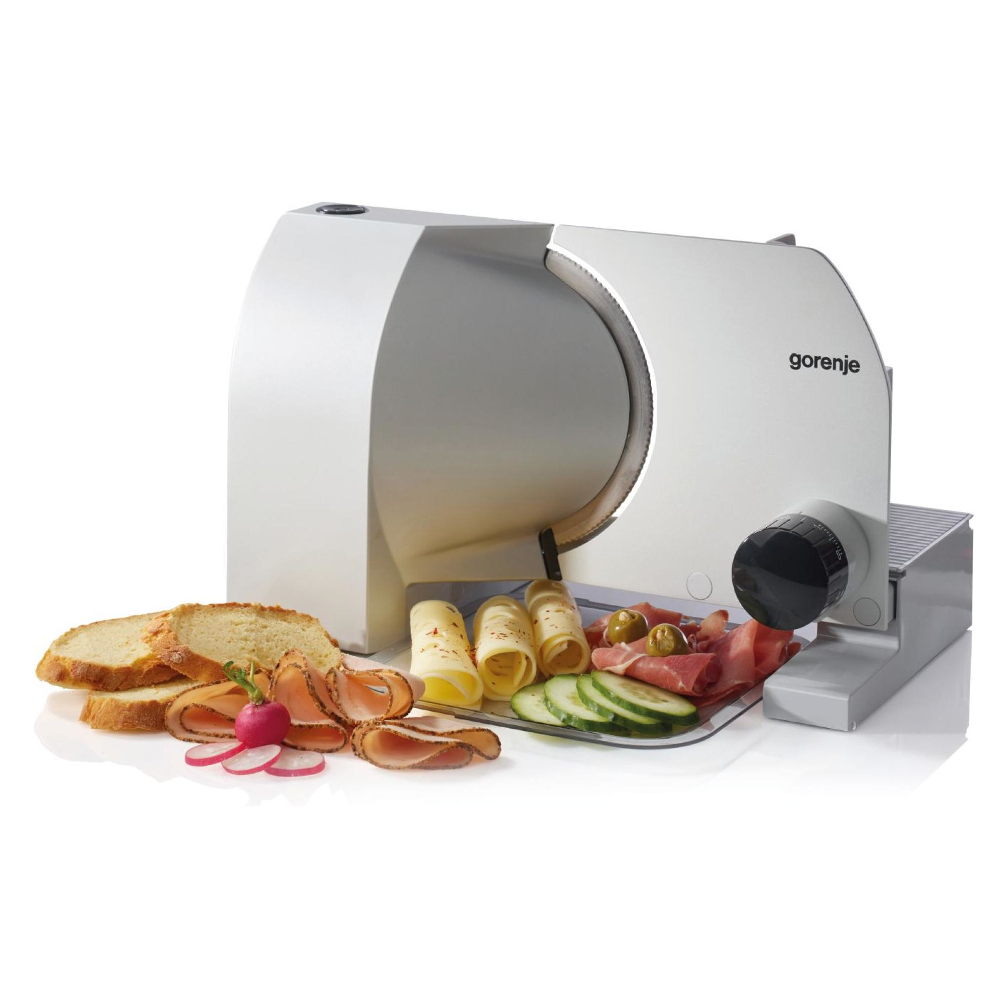 Srebrna krajalnica do mięsa z pokrojonym mięsem, serem, warzywami i chlebem.