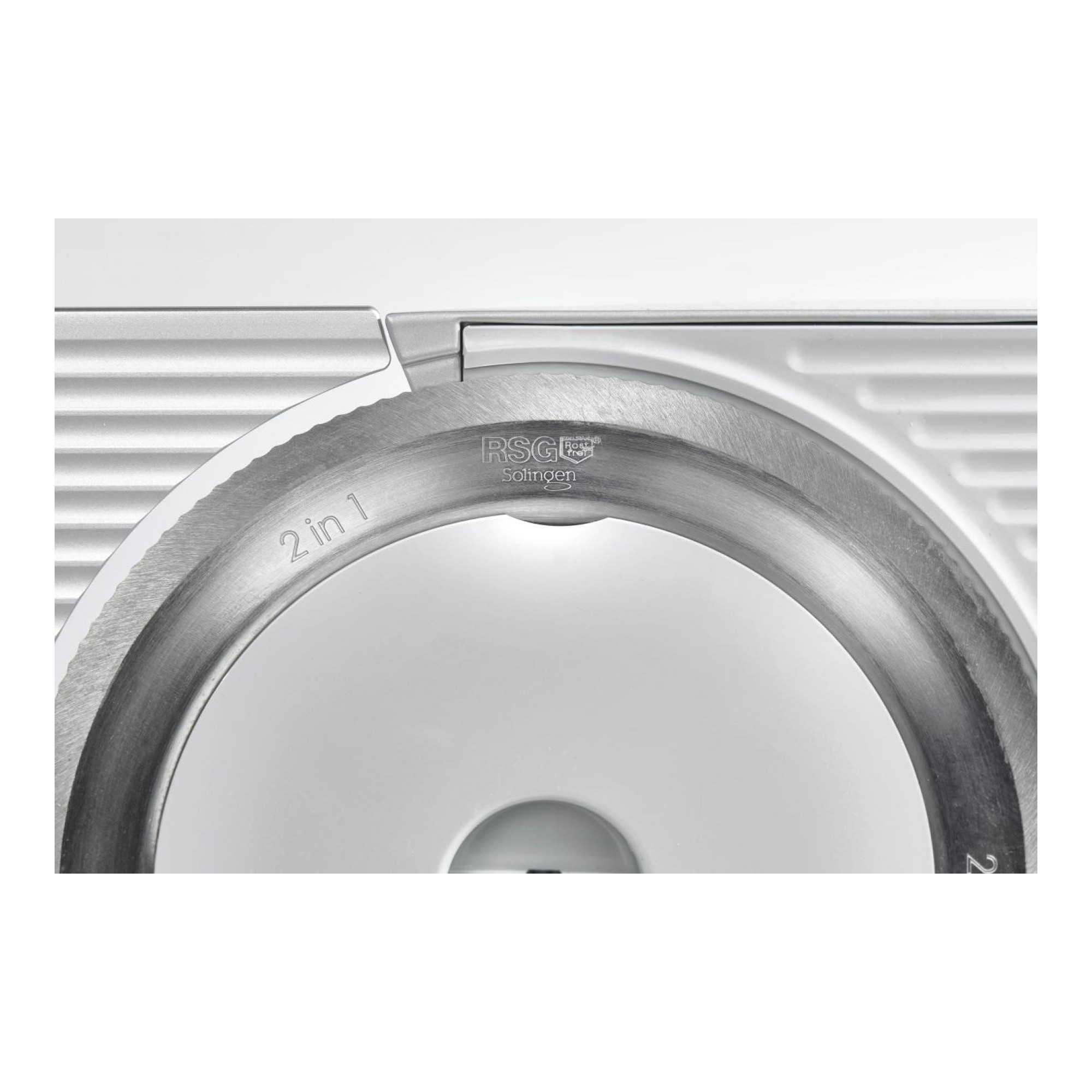 Zbliżenie srebrno-czarnego ostrza krajalnicy kuchennej z oznaczeniami '2 w 1' i 'RSG Solingen'.