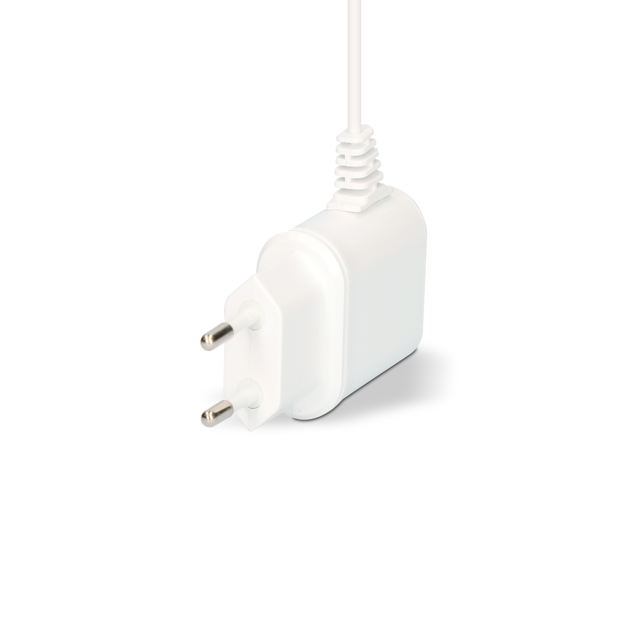 Adaptador de corriente blanco con dos clavijas, enchufado sobre fondo blanco.