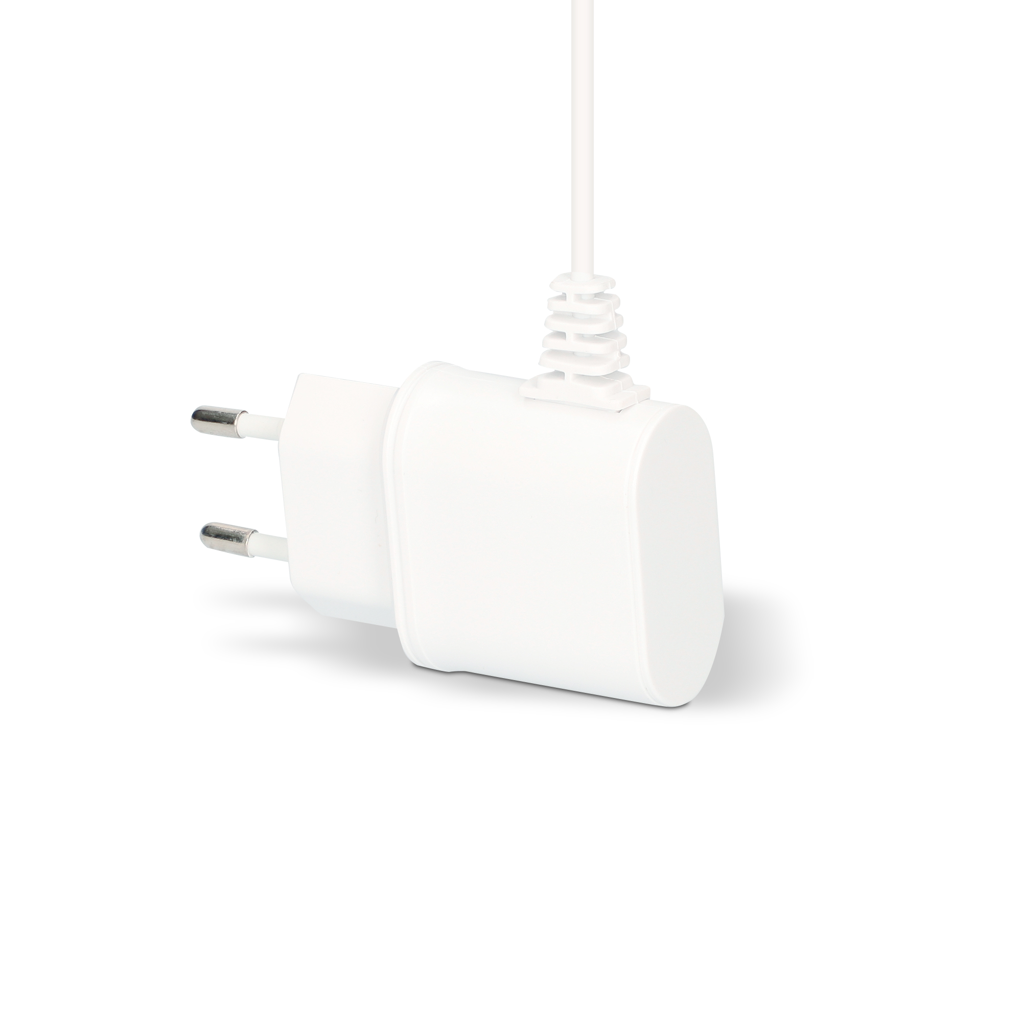Cargador de teléfono blanco con enchufe y cable, aislado sobre un fondo blanco.