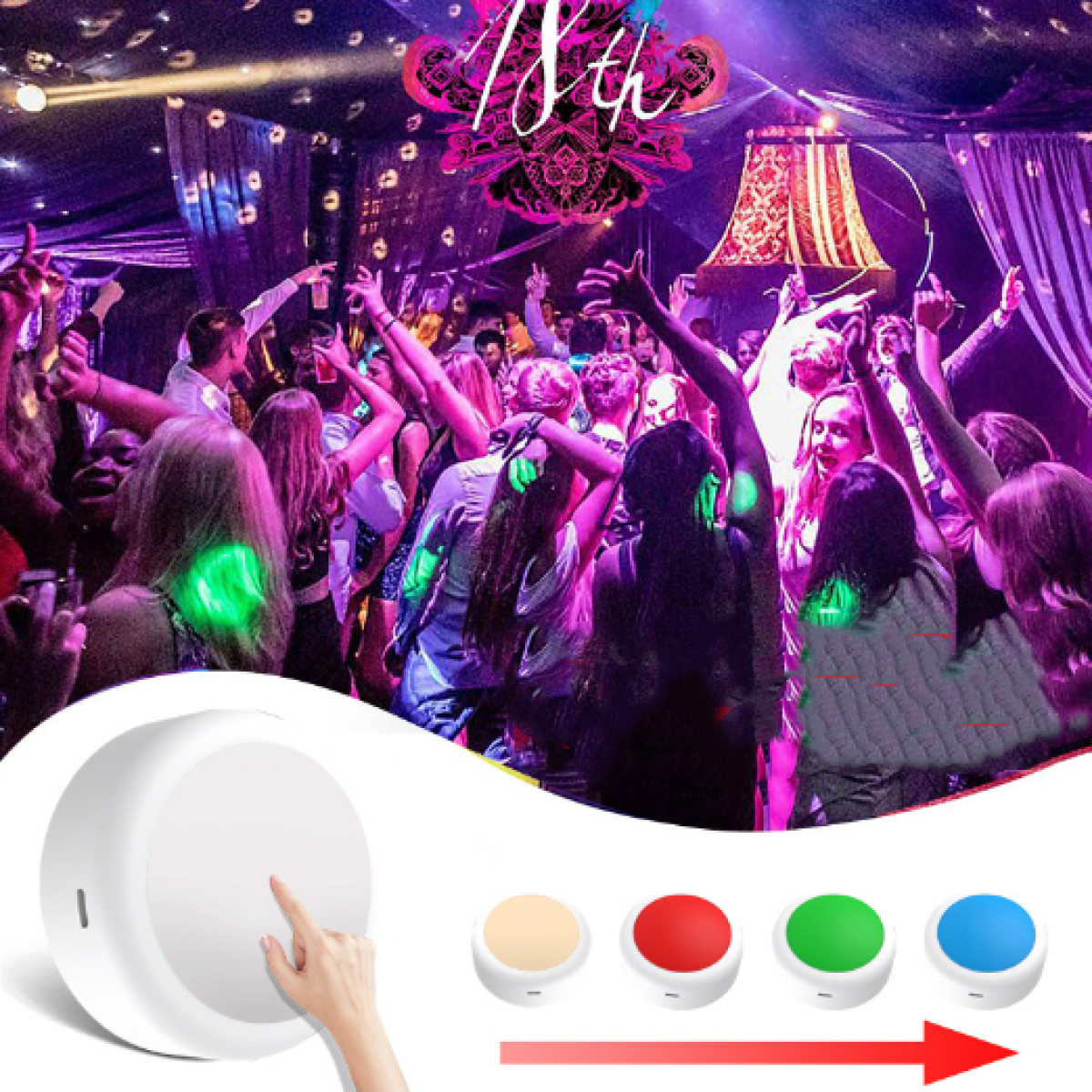 Mensen dansen in een club met lichten. Een hand raakt een witte knop met gekleurde lichten.