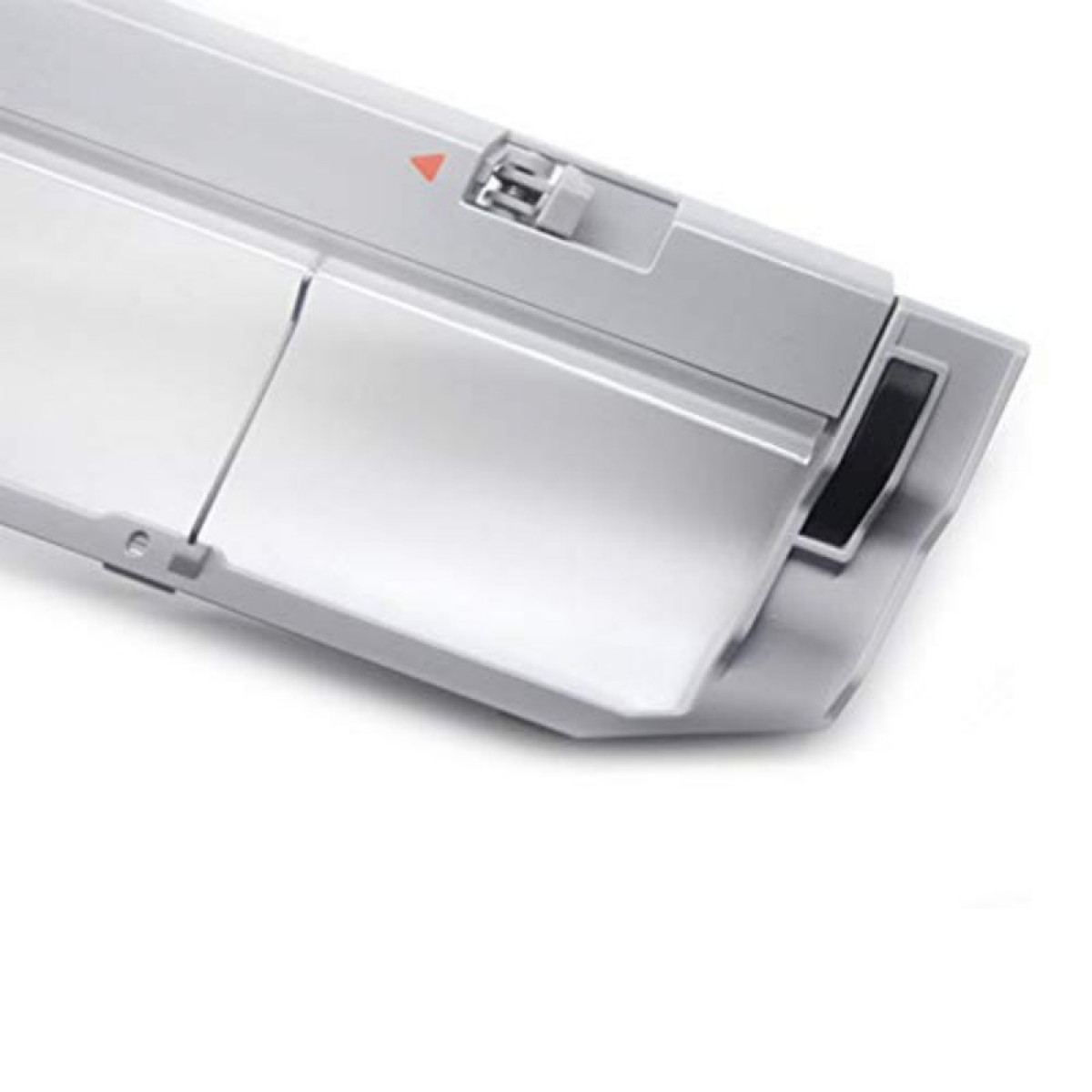 Białe i srebrne urządzenie elektroniczne, prawdopodobnie medyczne, ze srebrnym panelem i czerwonym wskaźnikiem.