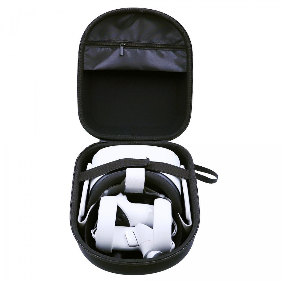 VR-headset in een zwarte koffer. De koffer is open. Witte achtergrond.