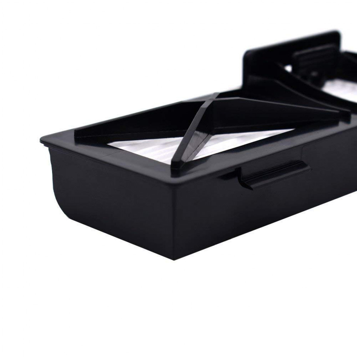 Czarny filtr powietrza z białym papierem filtracyjnym w środku. Widok z góry, z białym tłem.