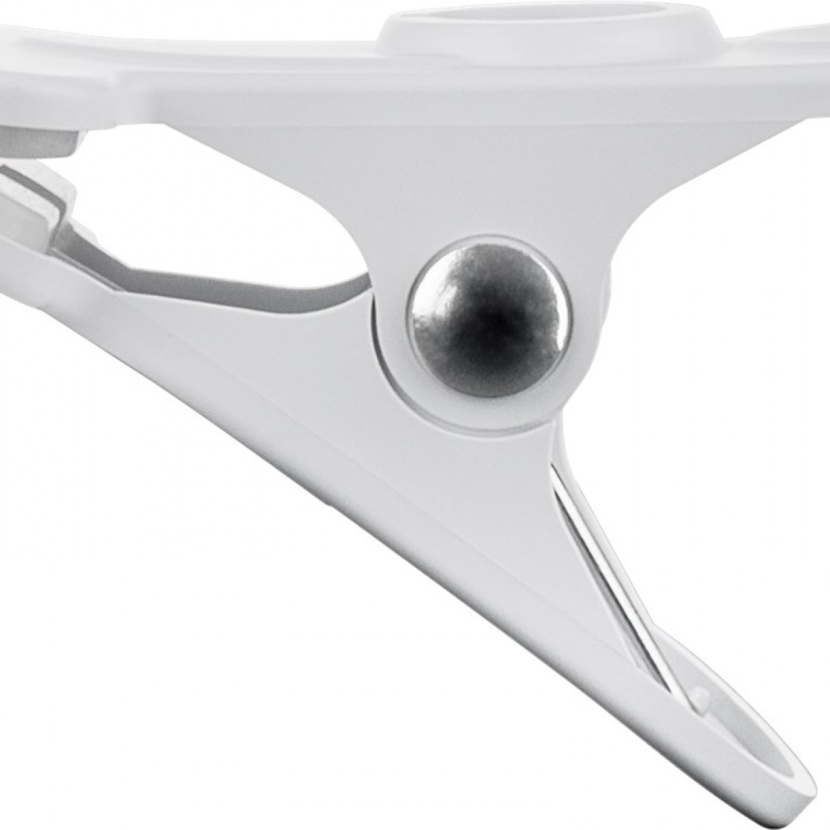 Nahaufnahme einer weißen Plastikwäscheklammer. Sie hat eine Metallfeder und ein einfaches Design vor weißem Hintergrund.