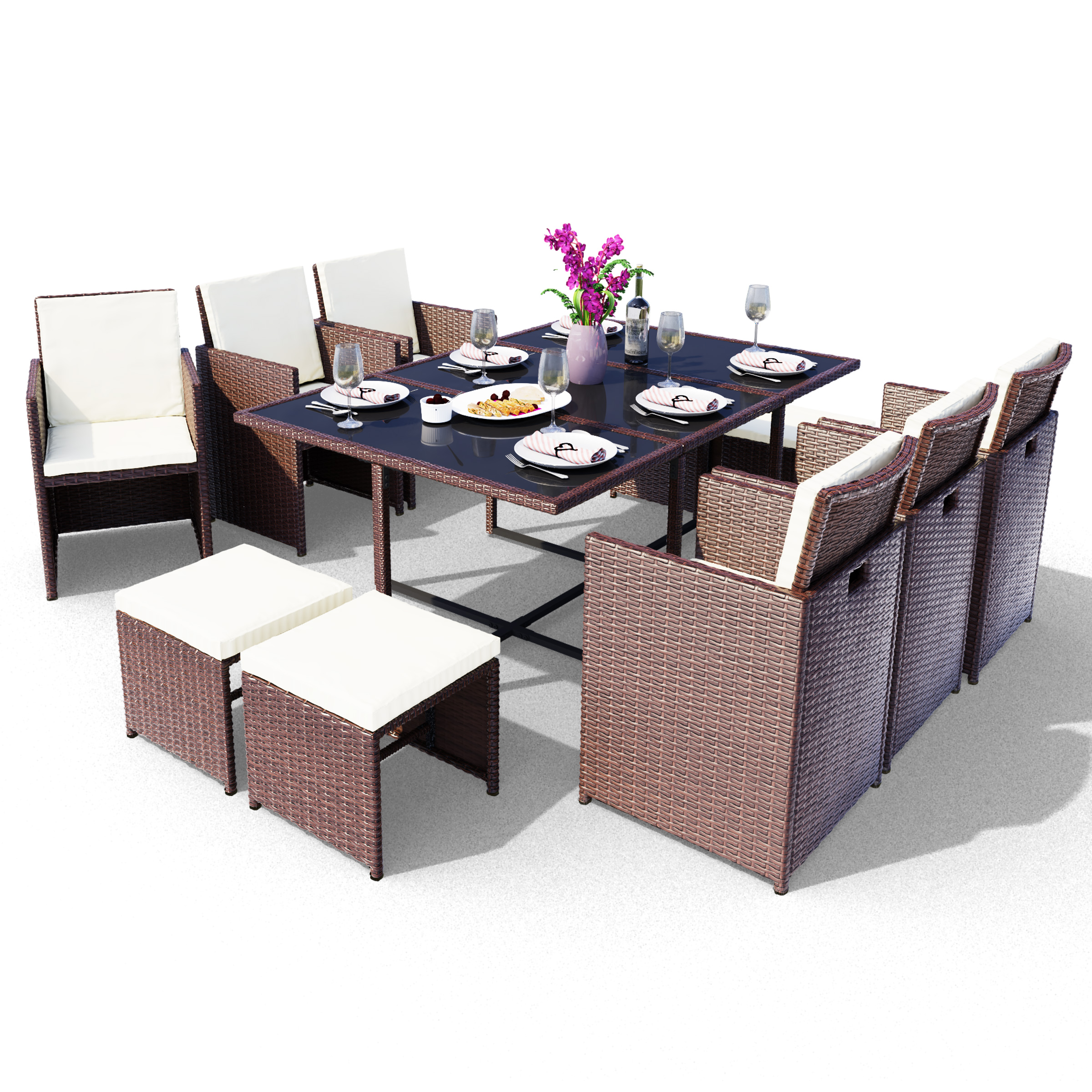 Essgruppe für draußen mit Tisch, Stühlen und Fußstützen. Das Set ist aus braunem Korbgeflecht.